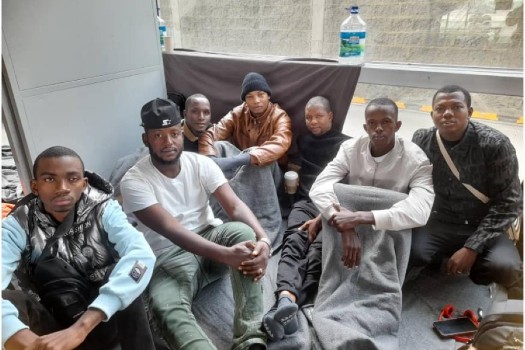 Grupo de migrantes de Guinea completa siete días varado en el aeropuerto El Dorado