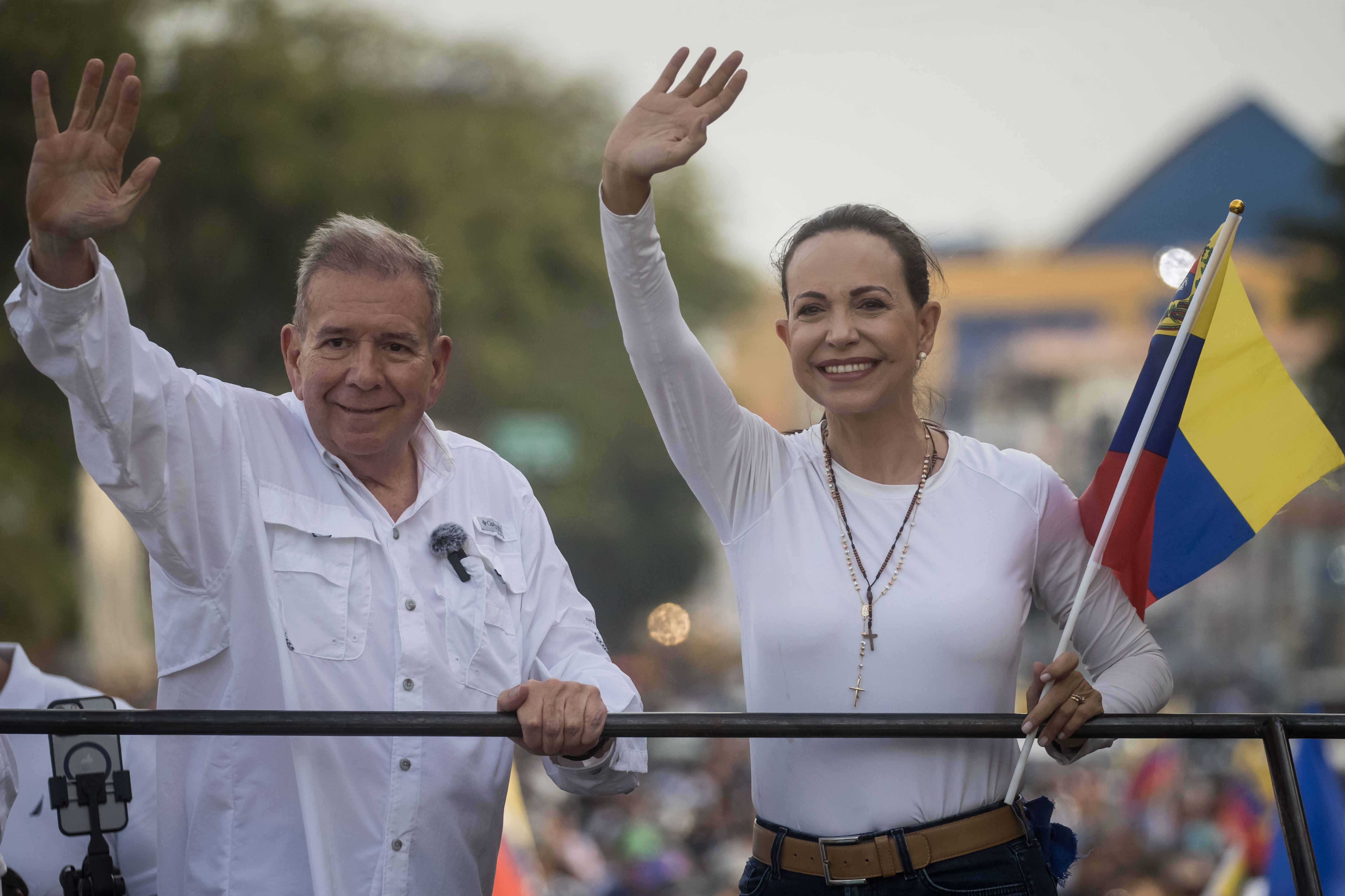 AME4333. PUERTO LA CRUZ (VENEZUELA), 24/07/2024.- El candidato a la presidencia de Venezuela Edmundo González (i) saluda junto a la líder opositora venezolana María Corina Machado, el 10 de julio del 2024, en un acto de campaña en Puerto La Cruz (Venezuela). La unidad del bloque mayoritario de la oposición venezolana, fracturada en diversas ocasiones a lo largo de los veinticinco años de chavismo, resurge contra todo pronóstico para las elecciones presidenciales del próximo domingo, convirtiéndose así en una piedra en el zapato para el gobernante Nicolás Maduro, quien busca seguir al frente de la Presidencia por seis años más. EFE/ Miguel Gutiérrez