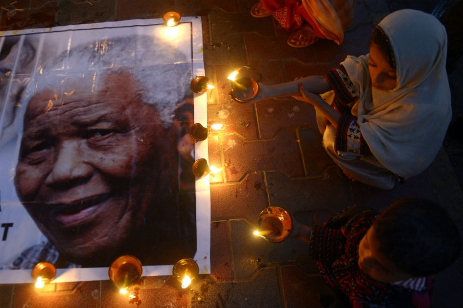 Subastan una noche en la celda donde Nelson Mandela pasó 27 años