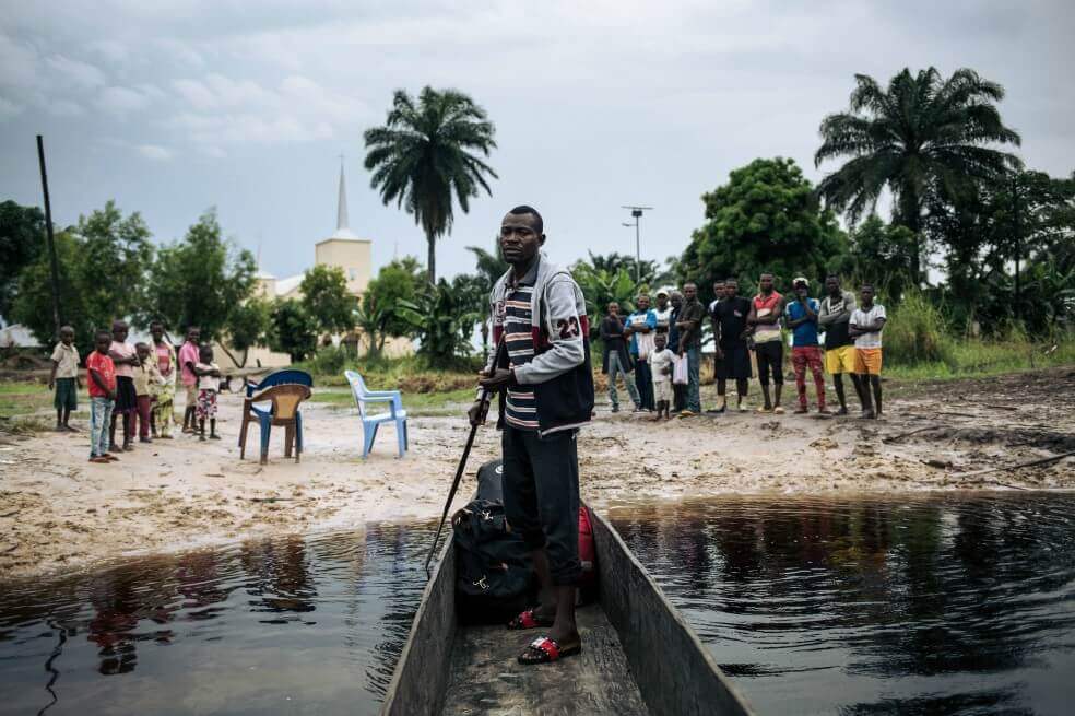 Además del brote de ébola, cientos de habitantes de República Democrática del Congo huyen a países vecinos por guerras internas. / AFP