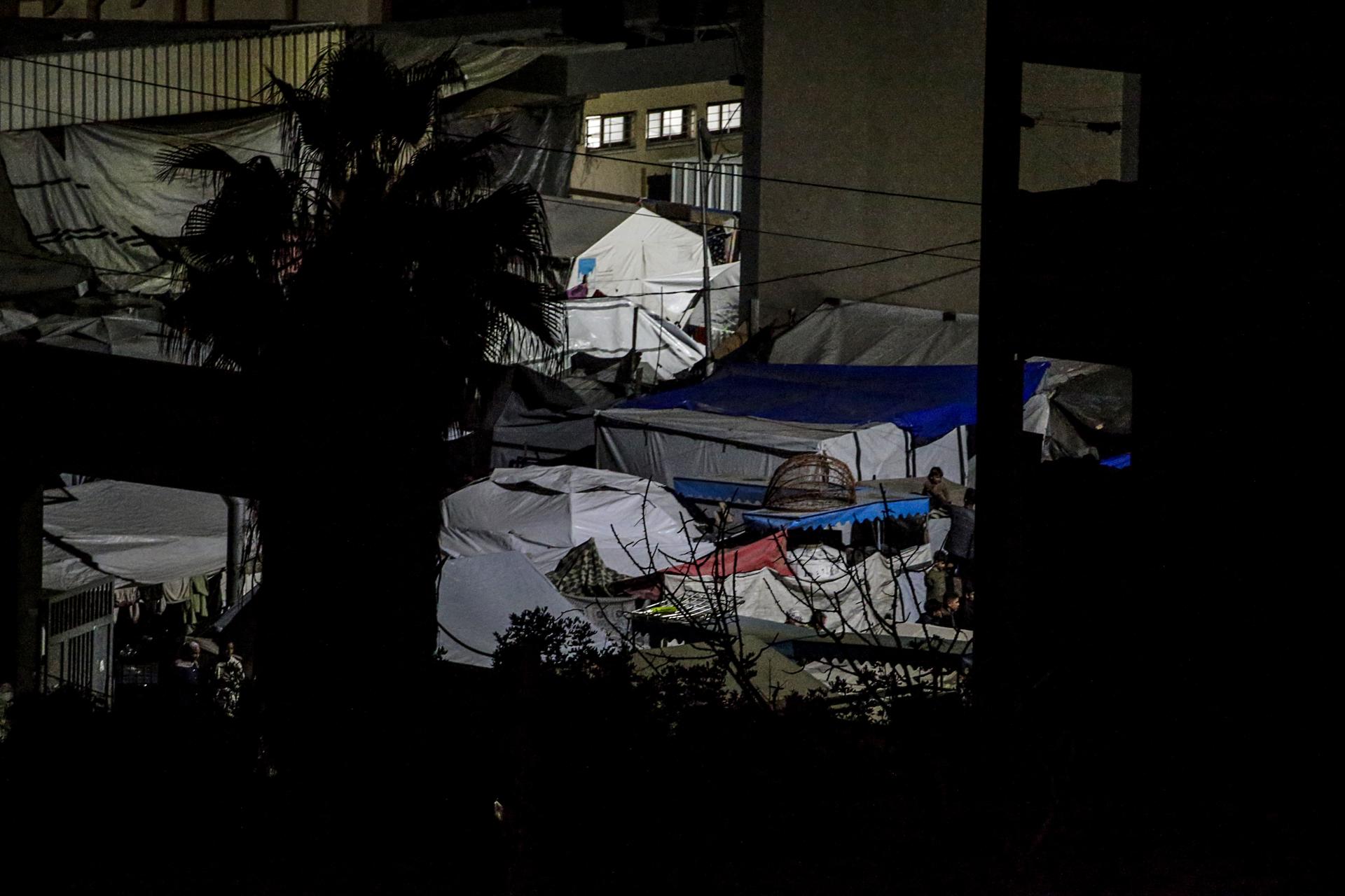 GAZA CITY (---), 19/04/2025.- Tents of internally displaced Palestinian families who fled from the east and northern Gaza Strip seen in Gaza City 19 April 2025. More than 50,900 Palestinians have been killed in the Gaza Strip, according to the Palestinian Ministry of Health, since Israel launched a military campaign in the strip in response to a cross-border attack led by the Palestinian militant group Hamas on 07 October 2023, in which about 1,200 Israelis were killed and more than 250 taken hostage. EFE/EPA/MOHAMMED SABER