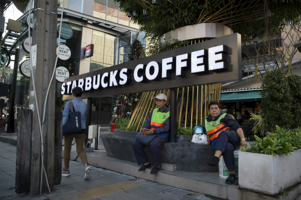 Starbucks busca restablecer confianza en la cadena tras arrestos en Filadelfia