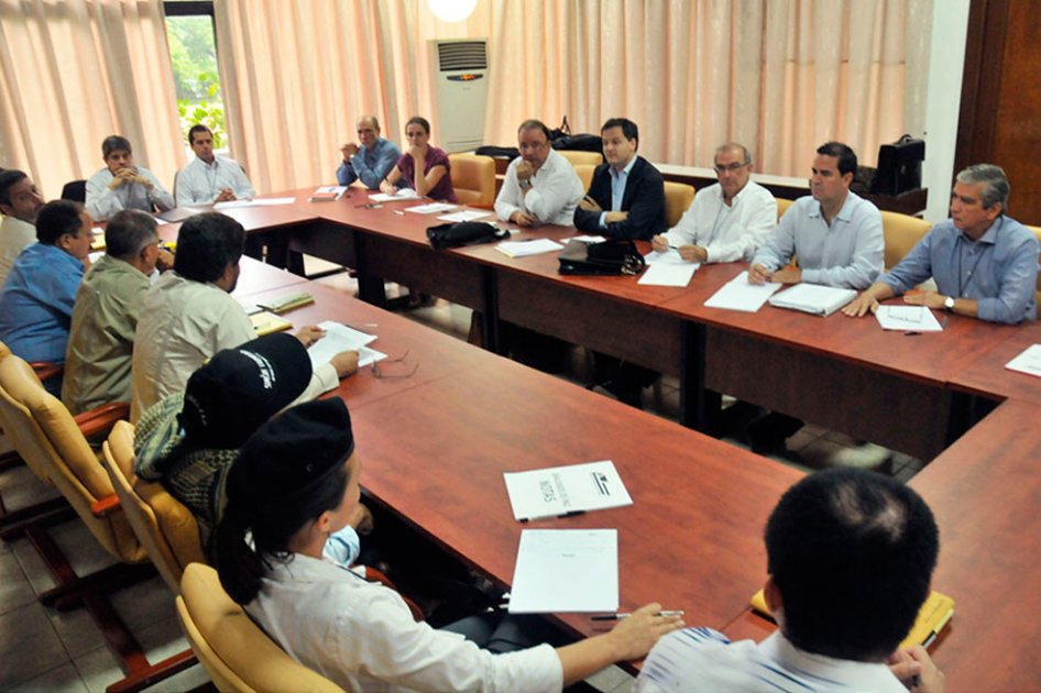 En comisiones separadas Farc y Gobierno analizarán agenda de paz