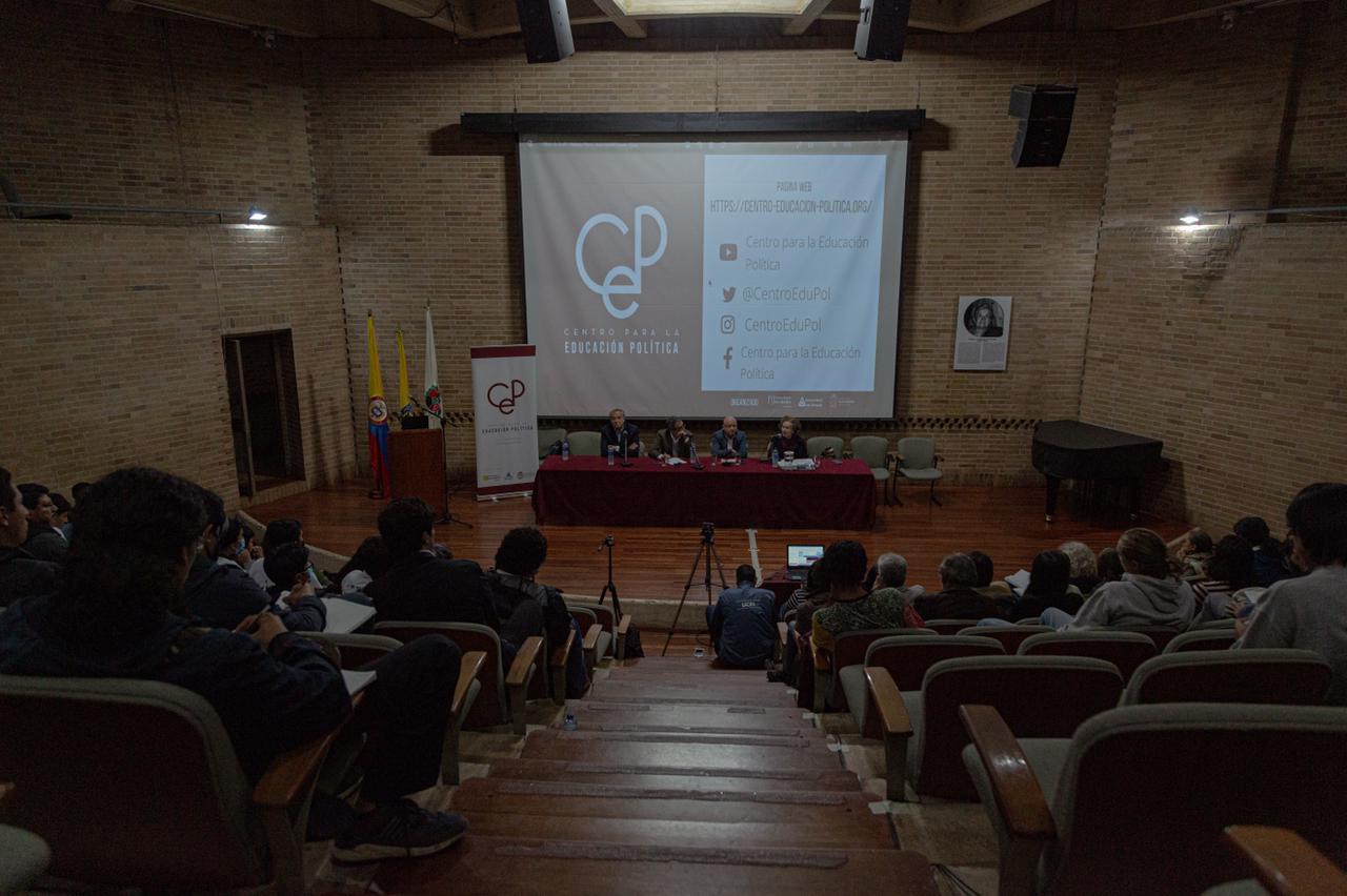 Los cerca de 80 asistentes al foro quedaron conmocionados tras la espontánea solicitud de perdón del ex-Farc Julián Gallo en medio de su intervención.