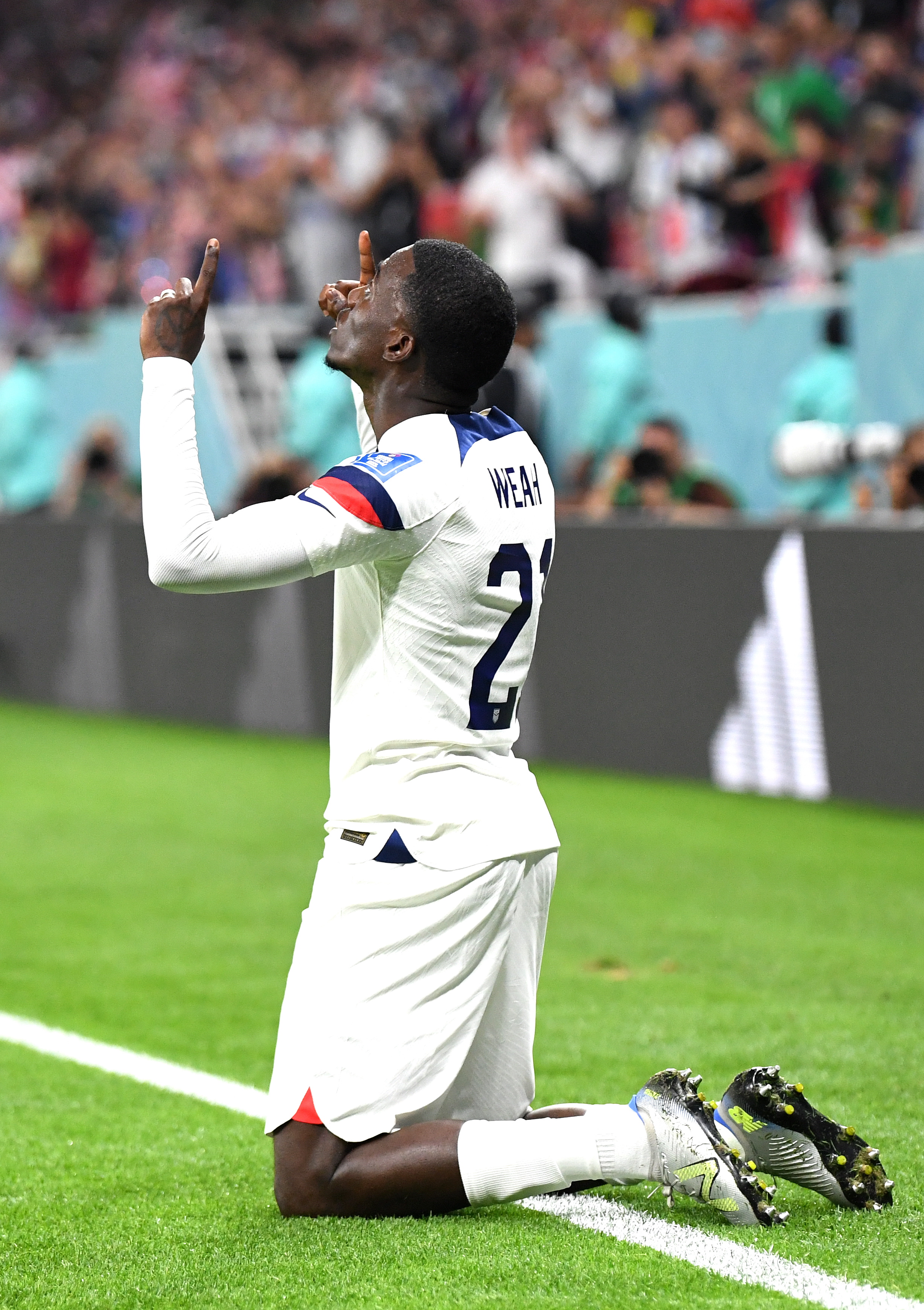 Doha (Qatar), 21/11/2022.- Timothy Weah of the USA celebrates after scoring the opening goal during the FIFA World Cup 2022 group B soccer match between the USA and Wales at Ahmad bin Ali Stadium in Doha, Qatar, 21 November 2022. (Mundial de Fútbol, Abierto, Estados Unidos, Catar) EFE/EPA/Neil Hall