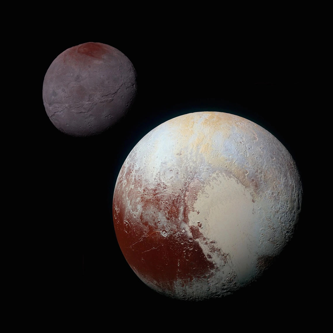 Composición de imágenes en color mejoradas de Plutón (abajo a la derecha) y Caronte (arriba a la izquierda) tomada por la nave espacial New Horizons de la NASA.