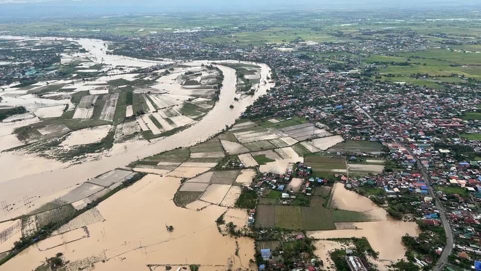 Bulacan (Philippines), 26/09/2022.- A handout photo made available by the Office of the President shows an aerial photo of a flooded community during an inspection in the province of Bulacan, Philippines, 26 September 2022. Close to 20,000 families have been evacuated as Typhoon Noru slashed Luzon island. (Filipinas) EFE/EPA/HO HANDOUT HANDOUT EDITORIAL USE ONLY/NO SALES