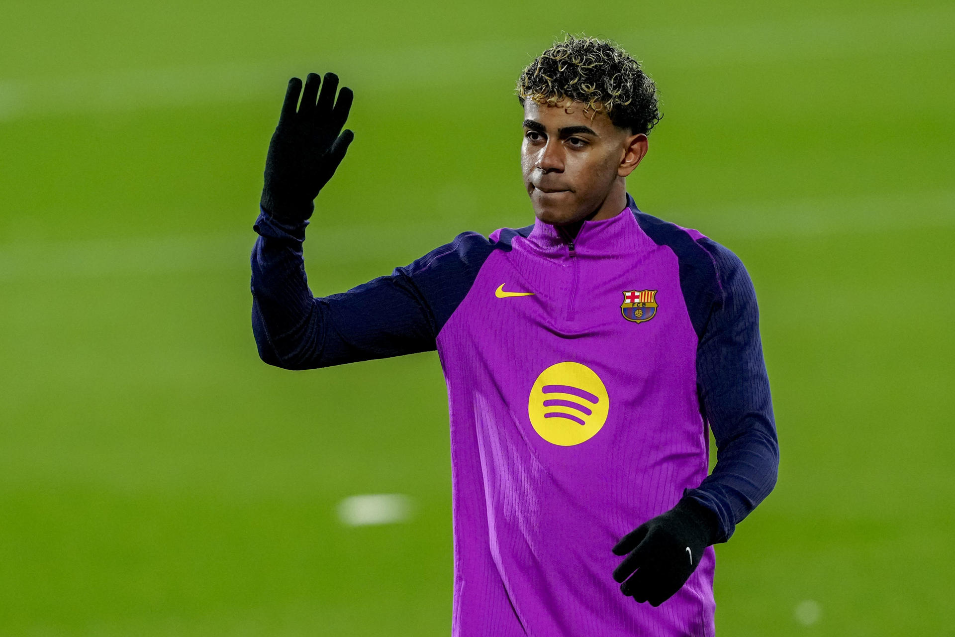 GRAFCAT6211. SANT JOAN DESPÍ (BARCELONA) (ESPAÑA), 29/12/2025.-El delantero del FC Barcelona, Lamine Yamal , durante el entrenamiento abierto al público, que realiza la plantilla barcelonista en el Estadio Johan Cruyff para preparar el primer compromiso del año, que será el 3 de enero en Cornellà-El Prat, un derbi ante el Espanyol.EFE/ Alejandro García
