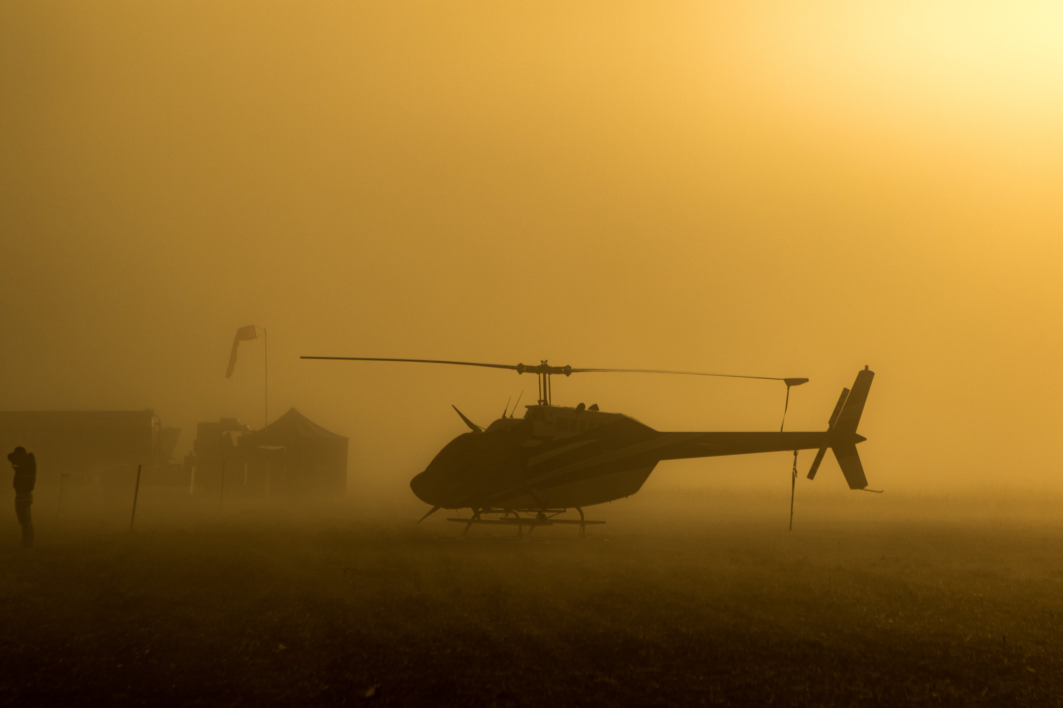 •	Según datos de la Oficina Internacional de la Paz, más de la mitad de los helicópteros en el mundo son de uso militar, y el 25% del consumo de combustible para aviones es de vehículos militares. Estos vehículos consumen carbono intensamente y sus emisiones son más tóxicas que las de otros vehículos.