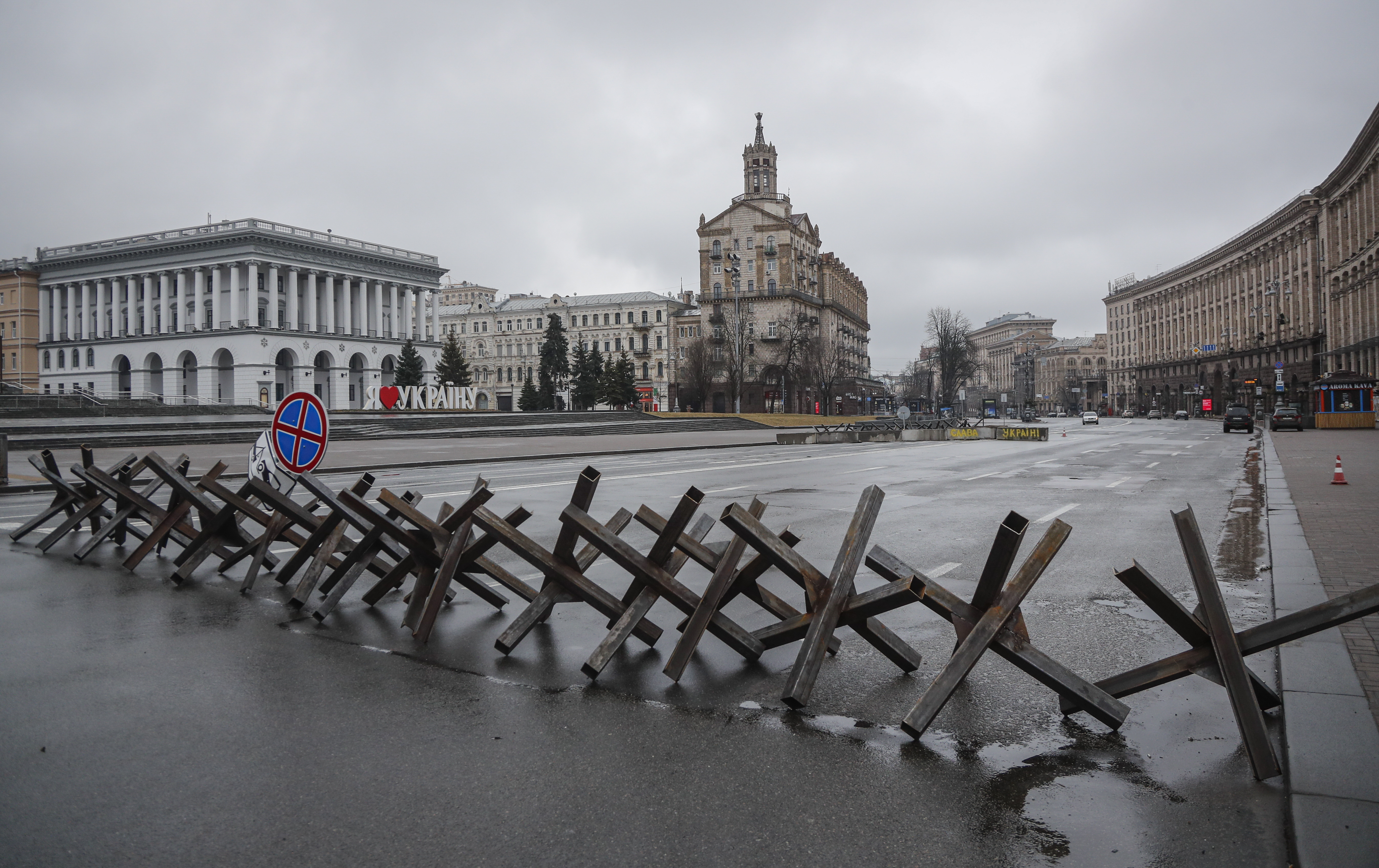 Kiev (Ukraine), 03/03/2022.- Czech hedgehog block a street in downtown Kiev (Kyiv), Ukraine, 03 March 2022. Russian troops entered Ukraine on 24 February prompting the country's president to declare martial law and triggering a series of announcements by Western countries to impose severe economic sanctions on Russia. (Rusia, Ucrania) EFE/EPA/ZURAB KURTSIKIDZE