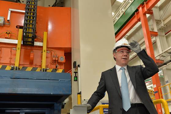 Santos anuncia medidas para impulsar industria automotriz