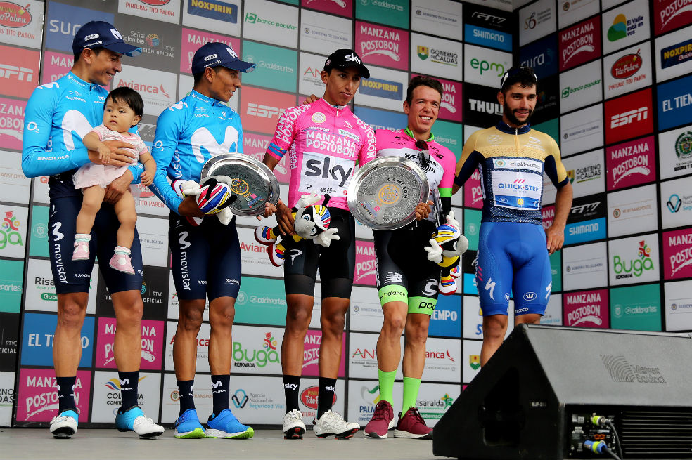 Egan Bernal celebra el título de la Oro y Paz. Acompañado En el podio por Nairo Quintana y Rigoberto Urán, segundo y tercero. Y Dayer Quintana y Fernando Gaviria. / EFE