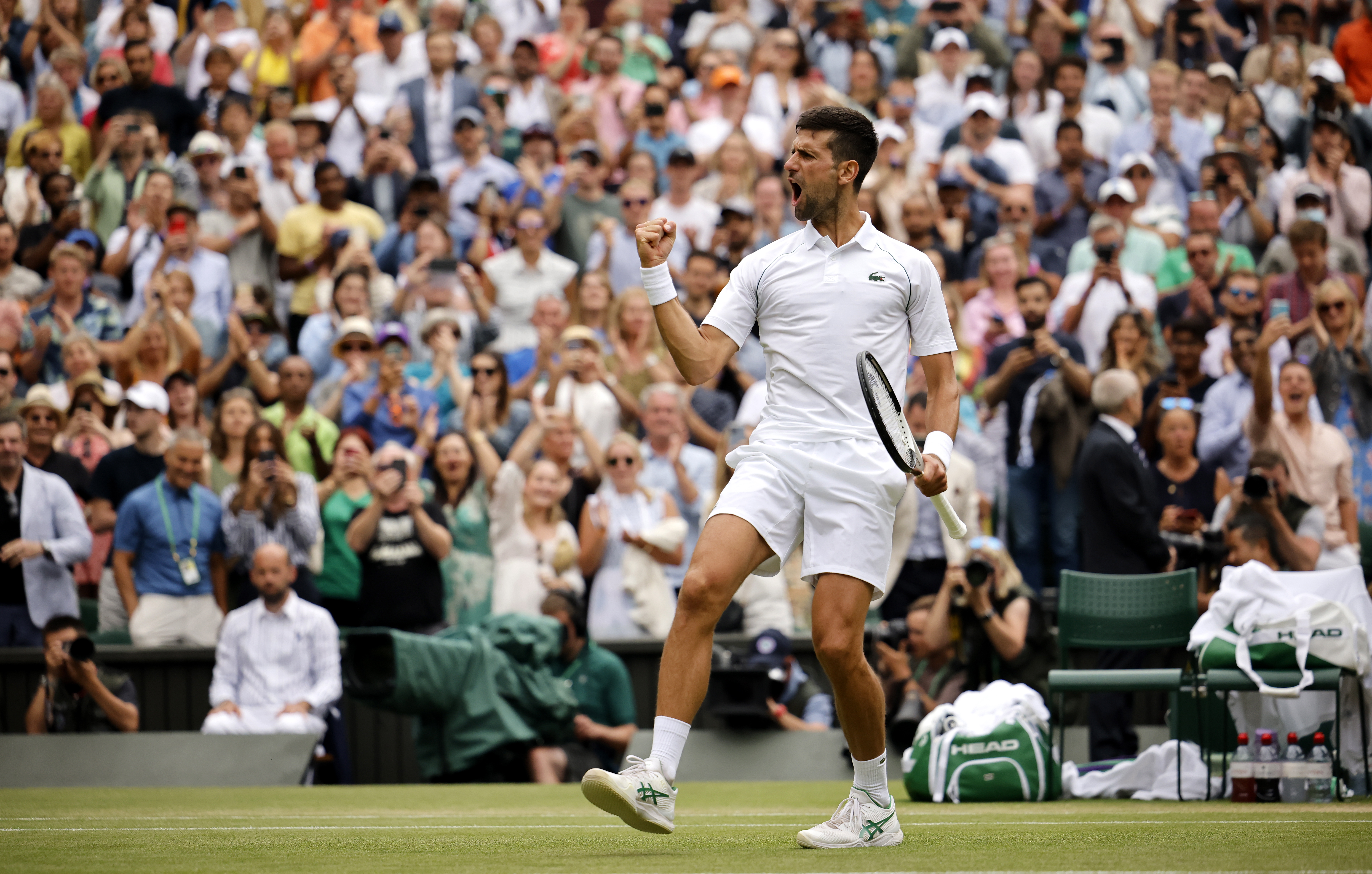 Wimbledon (United Kingdom), 05/07/2022.- Novak Djokovic of Serbia celebrates winning the men's quarter final match against Jannik Sinner of Italy at the Wimbledon Championships, in Wimbledon, Britain, 05 July 2022. (Tenis, Italia, Reino Unido) EFE/EPA/TOLGA AKMEN EDITORIAL USE ONLY