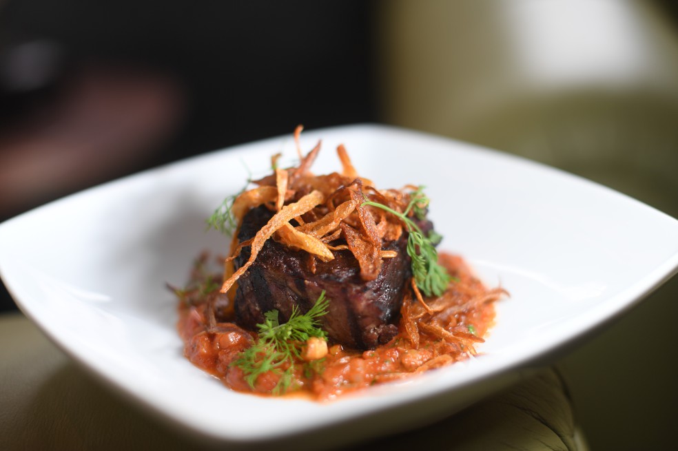 Receta para preparar costilla de res braseada con salsa criolla