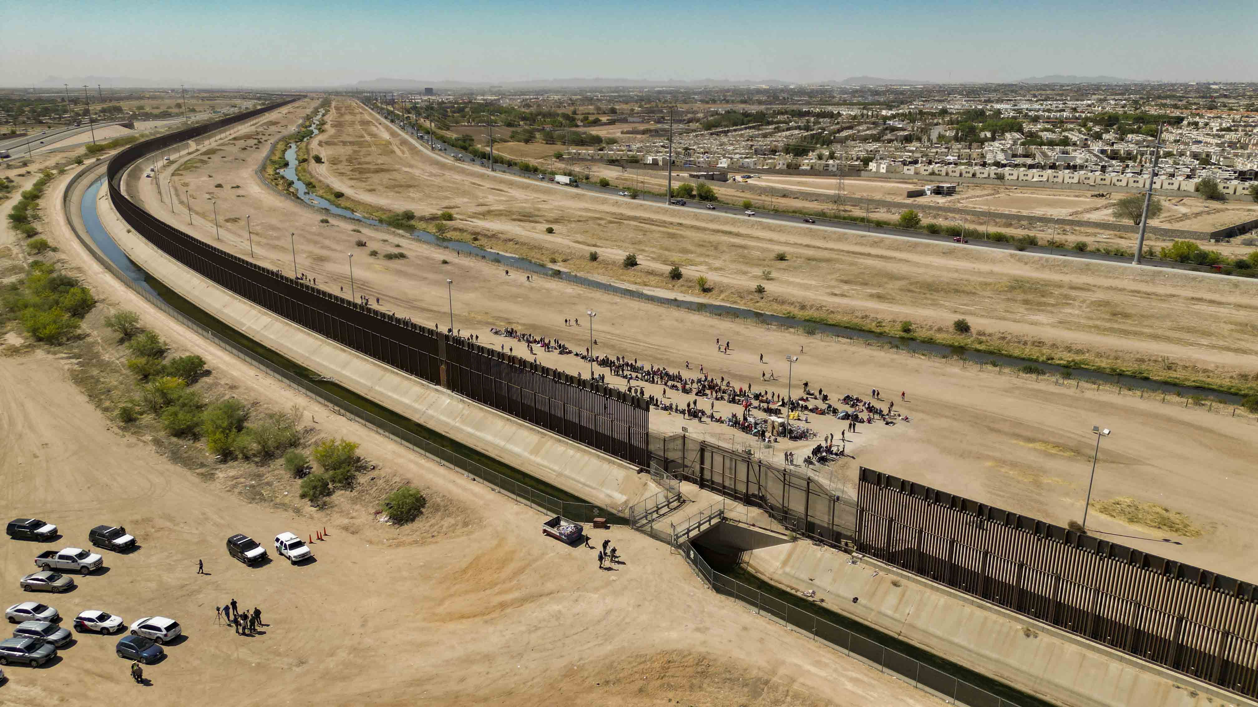 El Gobierno de EE. UU. reforzaría el muro fronterizo con México, frente a la migración