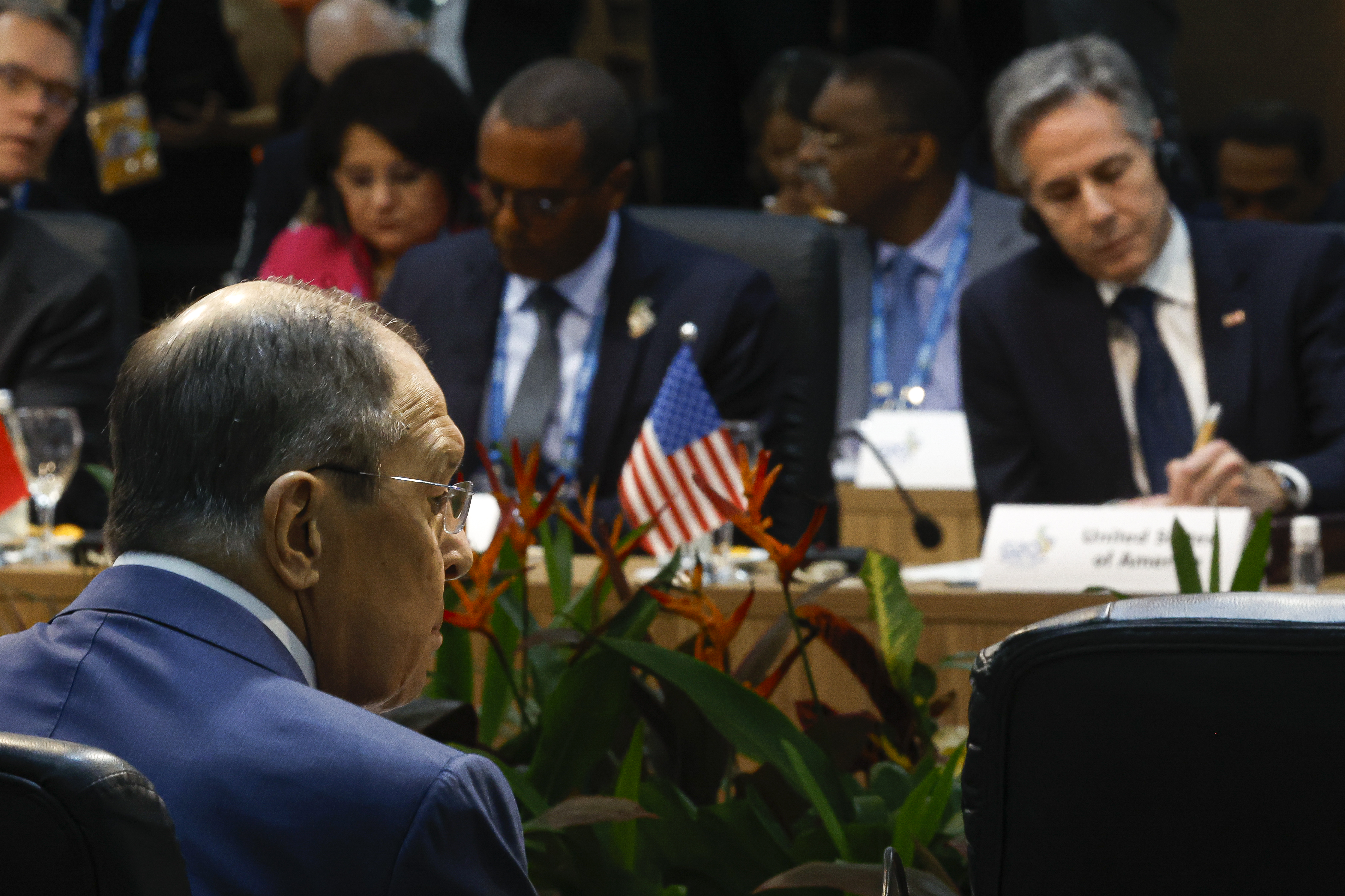 AME1071. RÍO DE JANEIRO (BRASIL), 21/02/2024.- El ministro ruso de Exteriores, Serguéi Lavrov (i), y el secretario de Estado de Estados Unidos, Antony Blinken (d), participan este miércoles en la inauguración de la reunión de ministros de Exteriores del G20 en Río de Janeiro (Brasil). Blinken y Lavrov coincidieron este miércoles en la inauguración de la reunión de ministros de Exteriores del G20 en Río de Janeiro. Los titulares de Exteriores del Grupo de los Veinte se sentaron alrededor de una gran mesa rectangular presidida por el anfitrión, el ministro brasileño, Mauro Vieira. EFE/ Antonio Lacerda