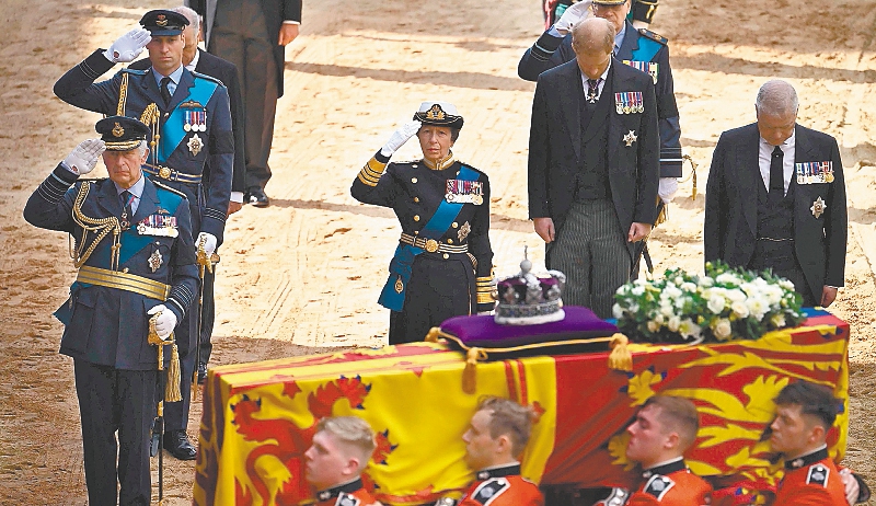 Los hijos y nietos de la reina Isabel II le rindieron un emotivo homenaje.