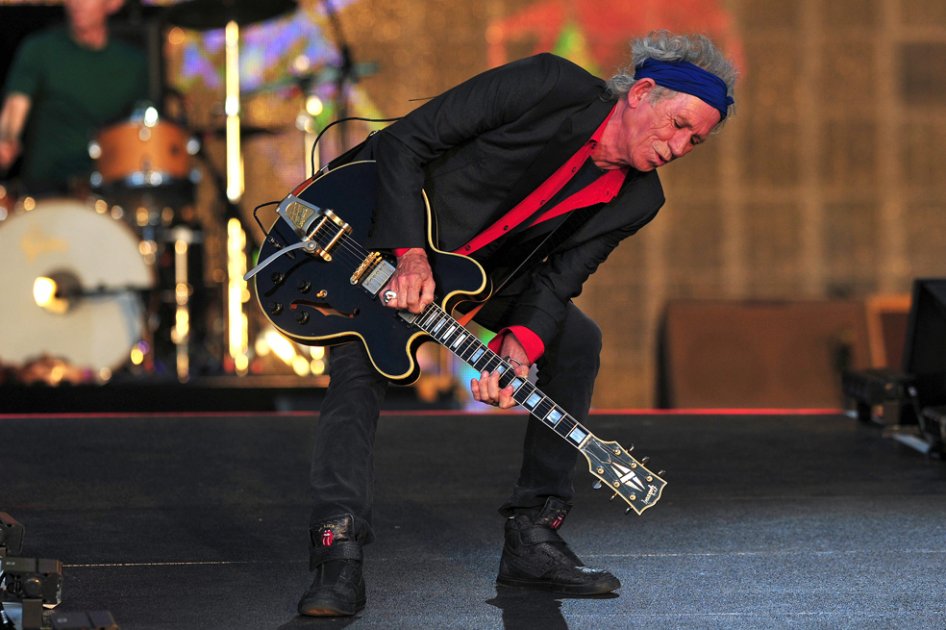 Richards representa al rock en su más pura esencia y hasta sus más feroces críticos lo miran hoy en día con respeto e incluso cierto cariño.