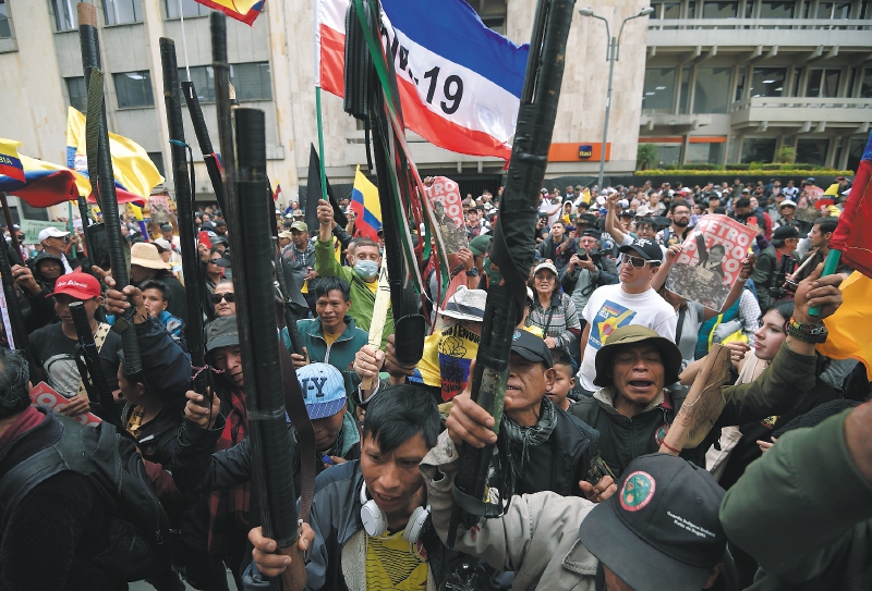 Durante las marchas con las que se quiso presionar desde las calles a la Corte Suprema de Justicia, el pasado 8 de febrero, se ondearon banderas de la extinta guerrilla del M-19 frente al Palacio de Justicia.