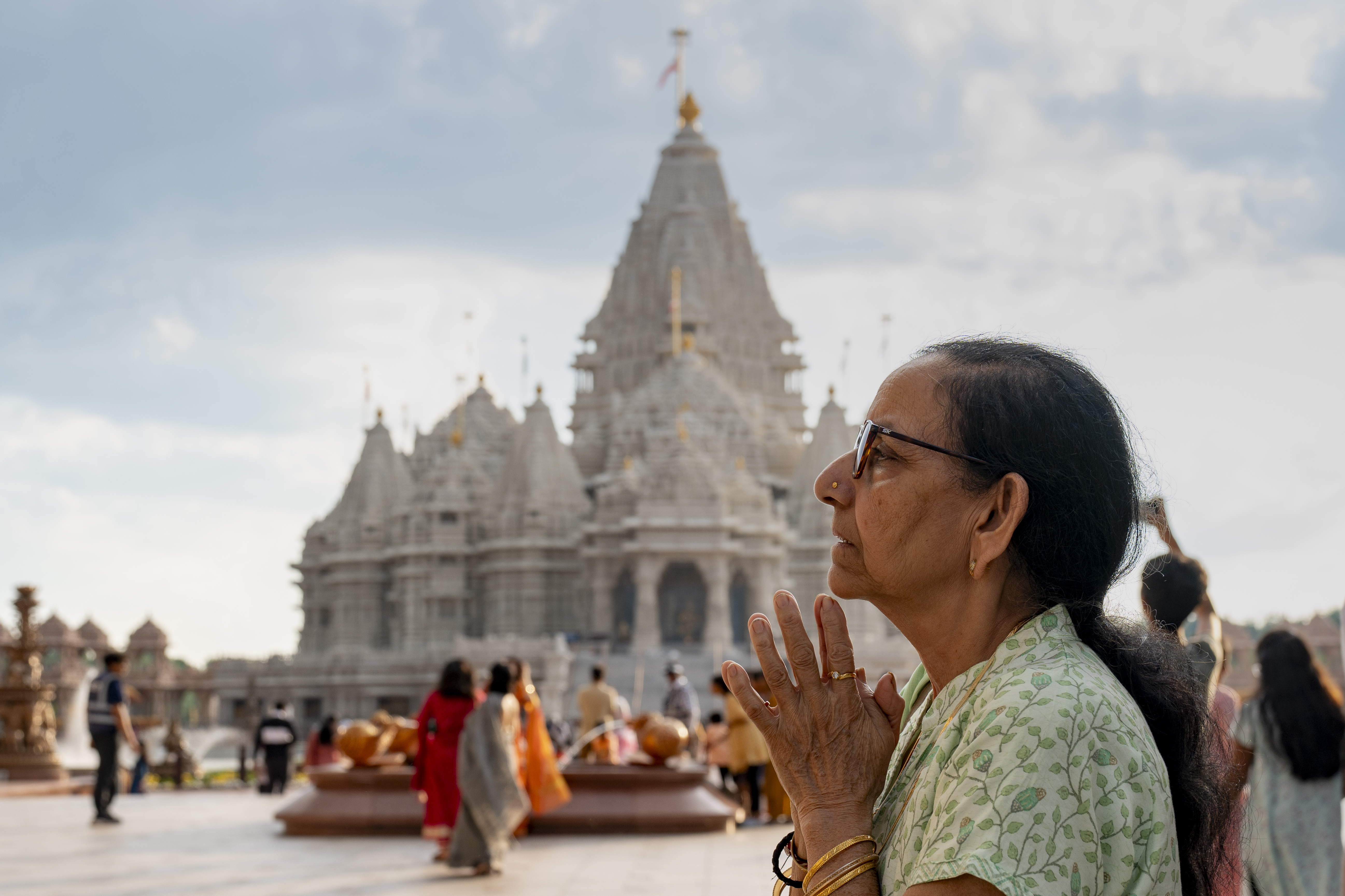 AME862. NEW JERSEY (ESTADOS UNIDOS), 10/07/2024.- Una mujer asiste al Swaminarayan Akshardham, templo hindú más grande fuera de India, el 06 de julio de 2024, en Robbinsville New Jersey (EE.UU.). El hinduismo es todavía una religión minoritaria en Estados Unidos, pero sus 2,5 millones de fieles disponen desde el pasado octubre de un gigantesco complejo más grande que la Basílica de San Pedro en el Vaticano, y que se ha convertido ya en el mayor templo hindú del mundo fuera del continente asiático. EFE/ Ángel Colmenares