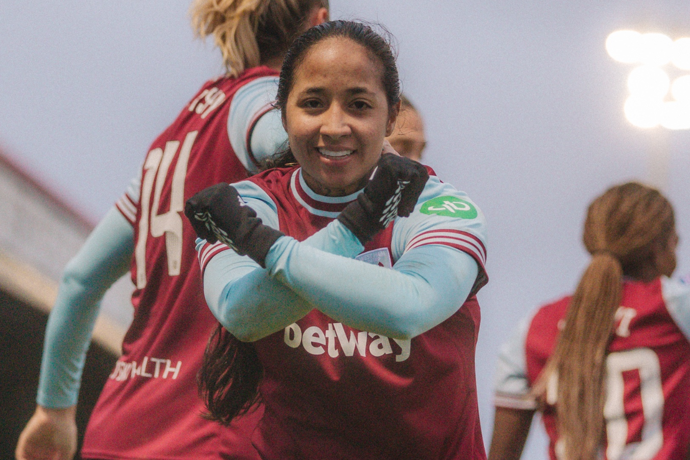 Manuela Pavi celebró su segundo con el West Ham de la liga inglesa femenina.
