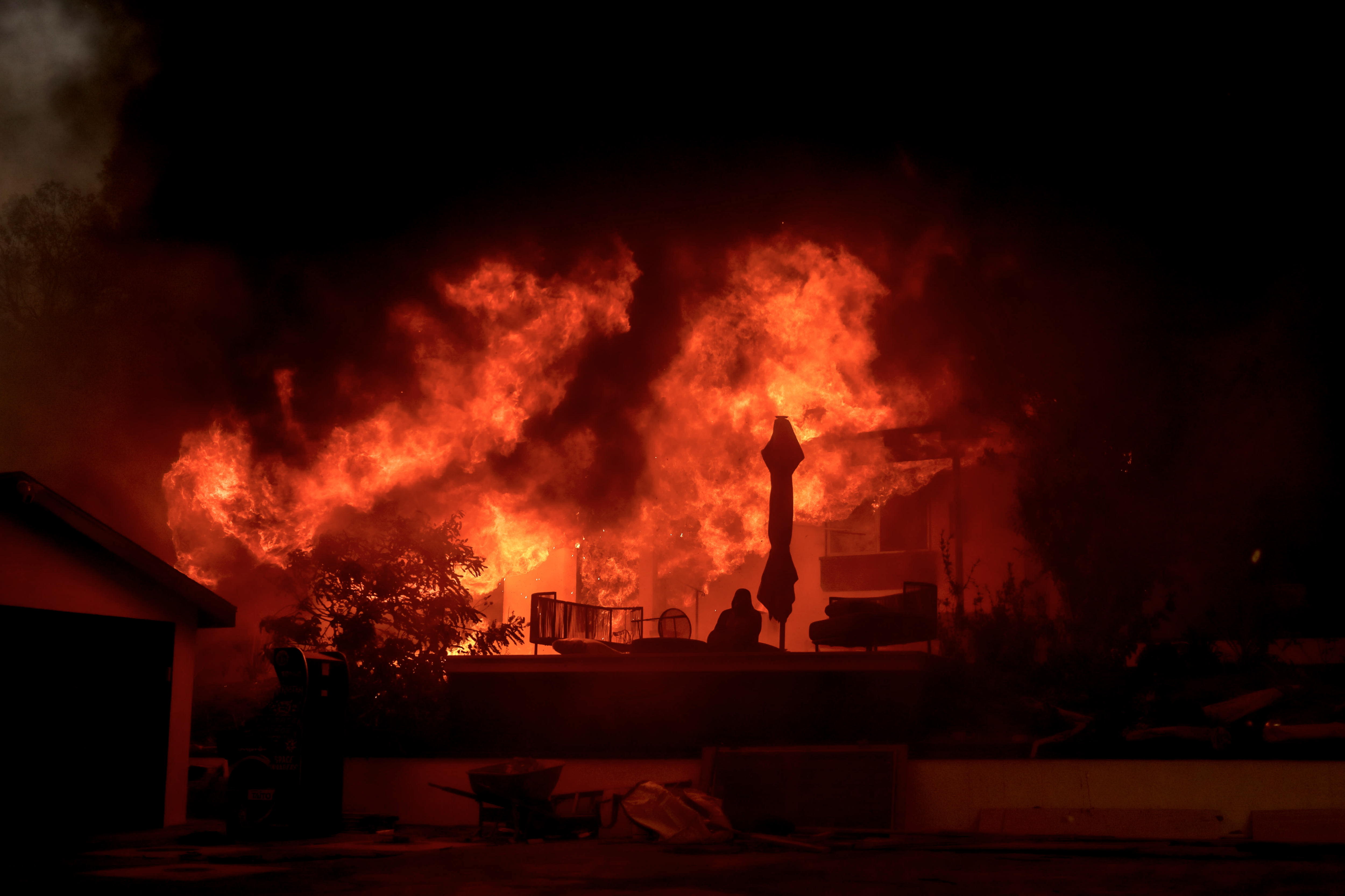 “Apocalíptico”: los espantosos restos que dejan los incendios en Los Ángeles