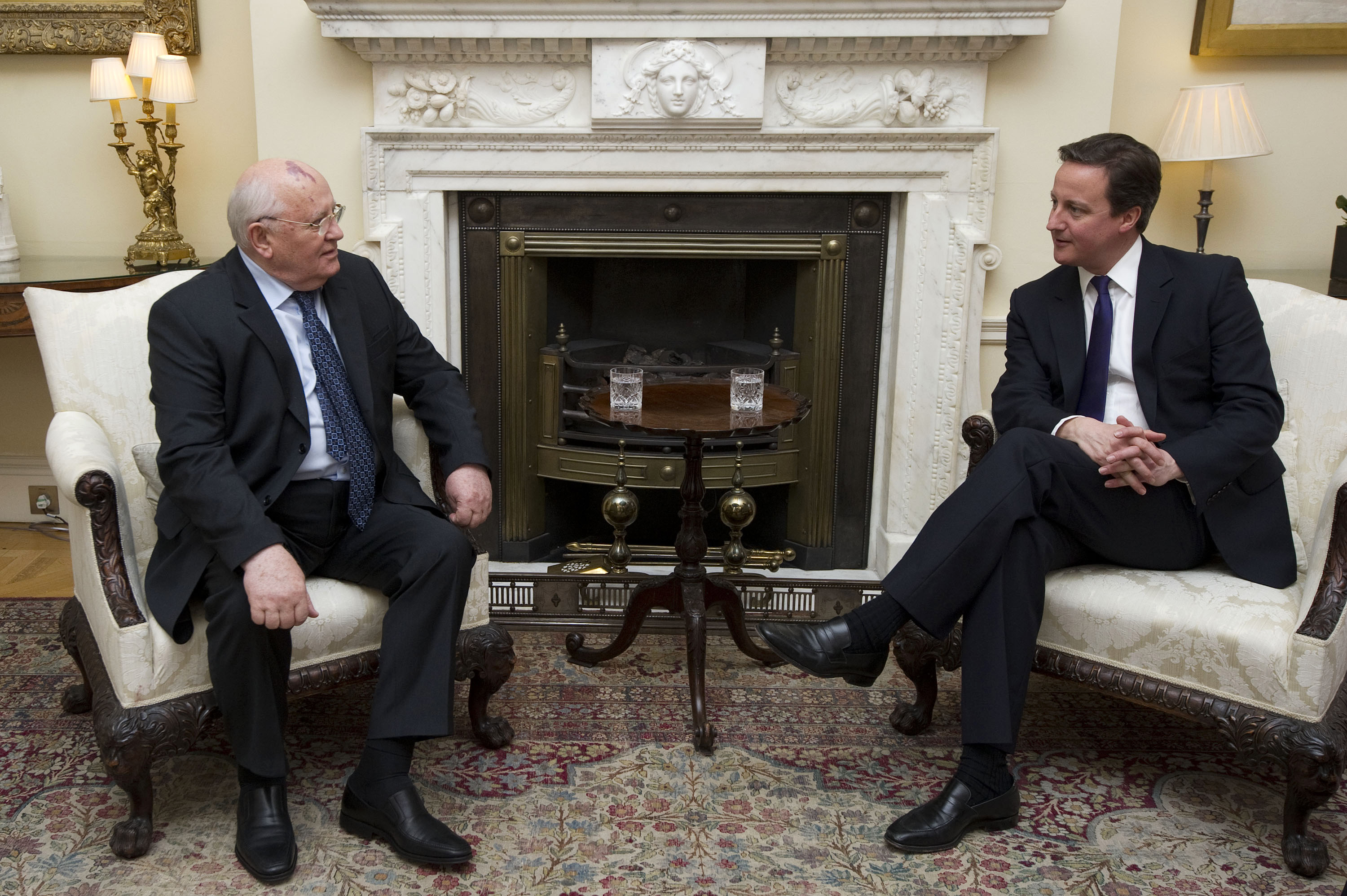 El entonces primer ministro británico David Cameron (derecha) se reúne con el exlíder soviético Mijaíl Gorbachov en el número 10 de Downing Street, el 30 de marzo de 2011 en Londres, Reino Unido.