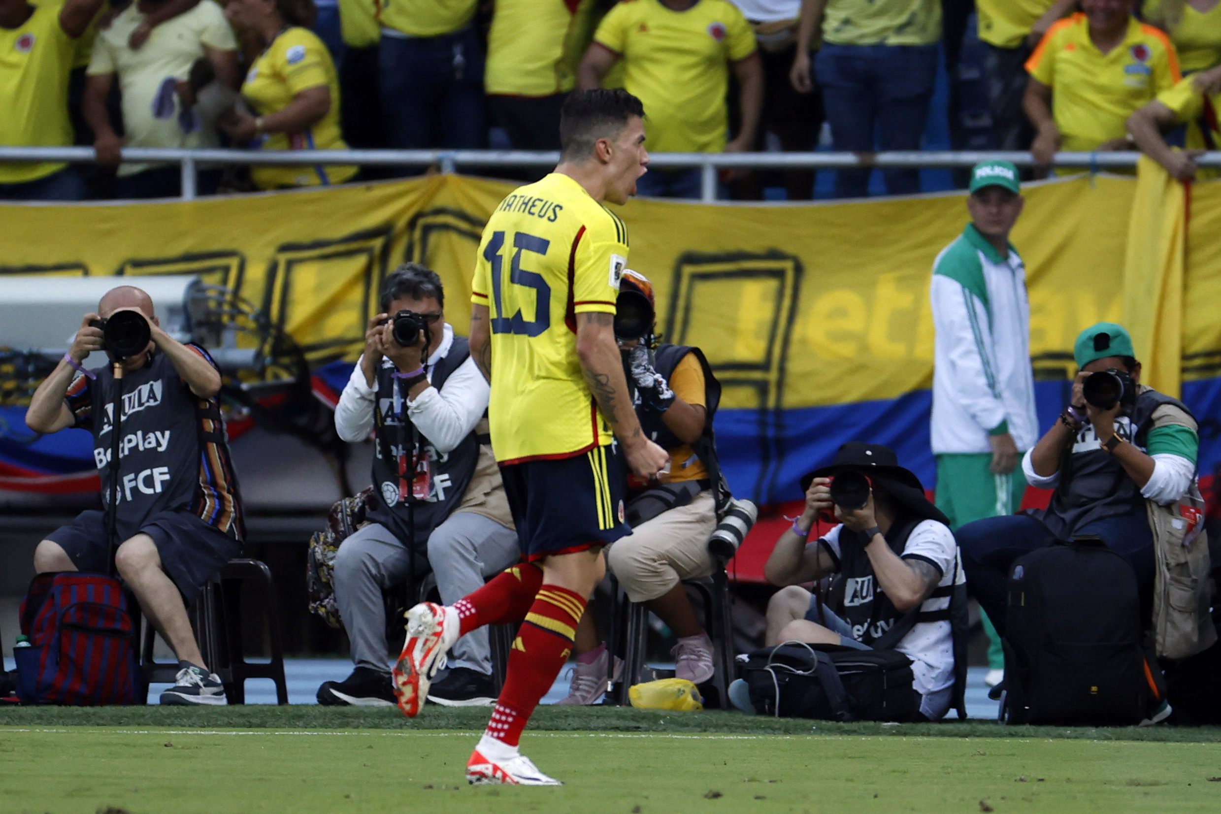 AMDEP376. BARRANQUILLA (COLOMBIA), 12/10/2023.- Matheus Uribe de Colombia celebra su gol hoy, en un partido de las Eliminatorias Sudamericanas para la Copa Mundial de Fútbol 2026 entre Colombia y Uruguay en el estadio Metropolitano en Barranquilla (Colombia). EFE/ Mauricio Dueñas Castañeda