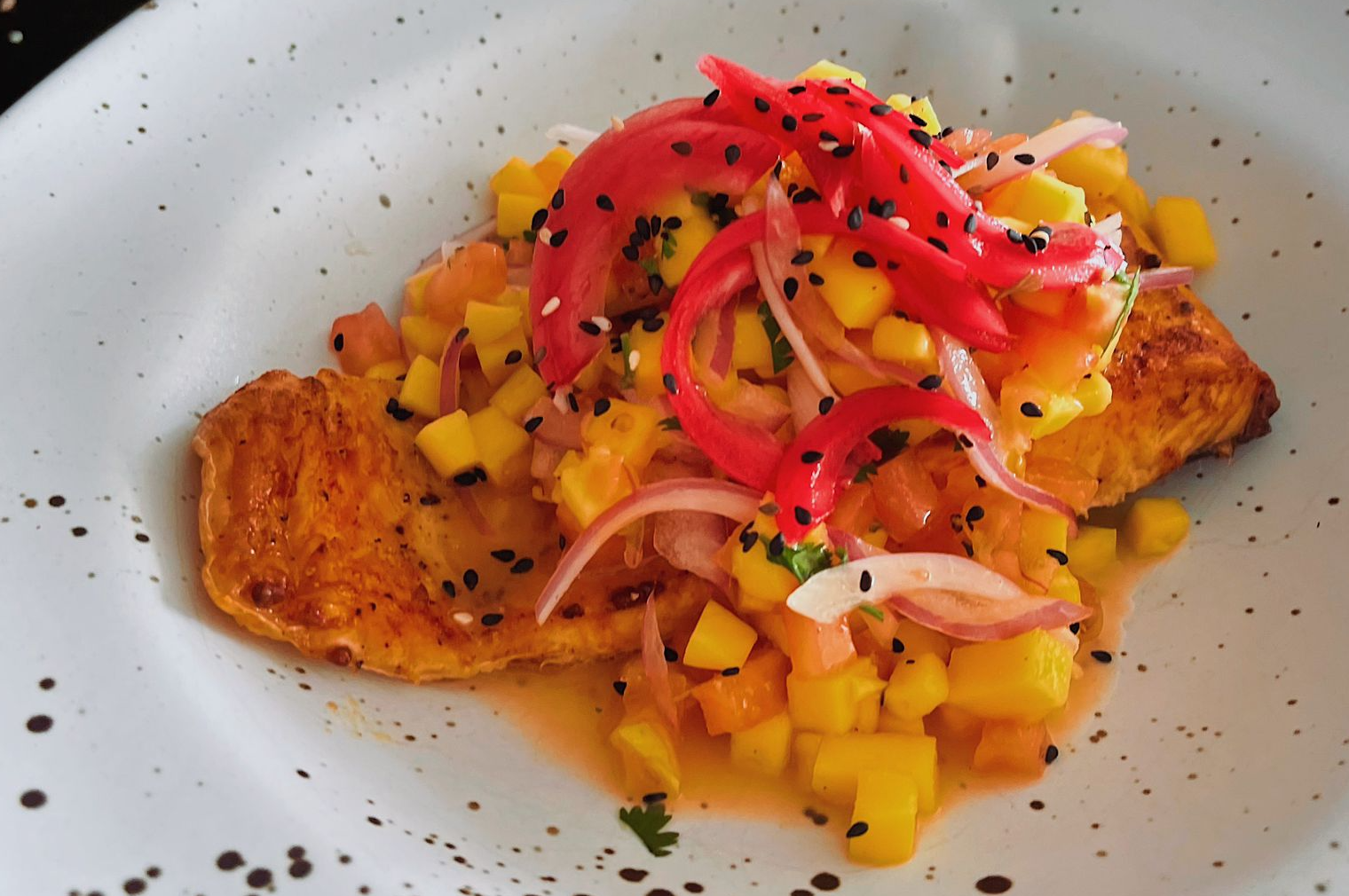 Así se hace un salmón con ceviche de mango