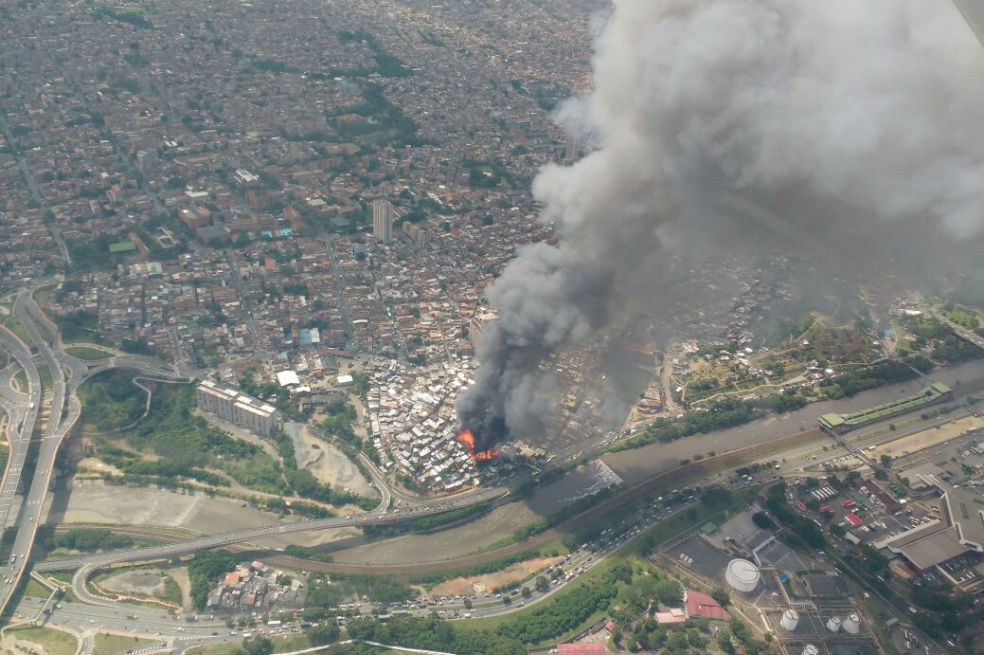 Siete máquinas de bomberos atienden incendio en el barrio Moravia de Medellín