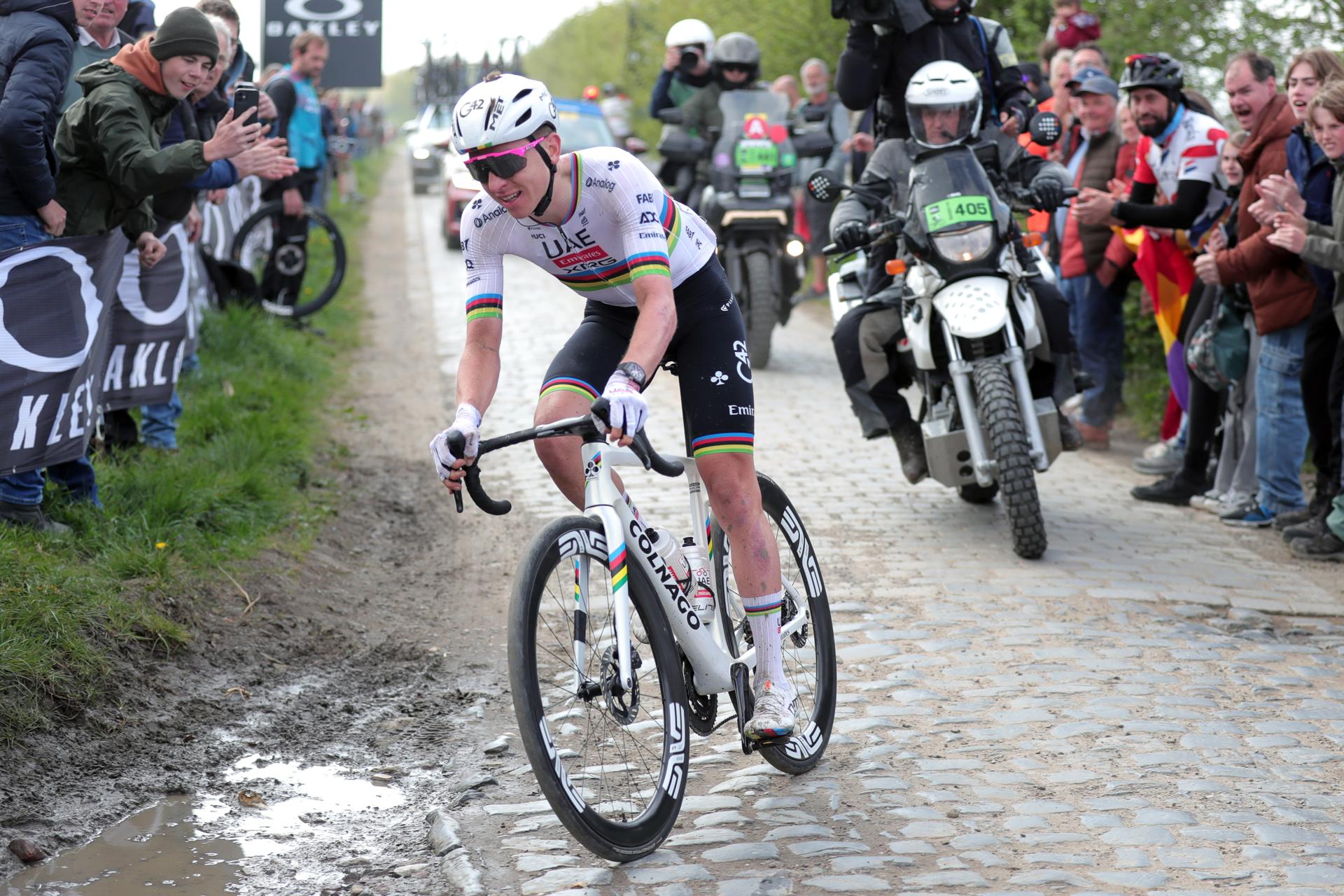 ROUBAIX (France), 13/04/2025.- Slovenian rider Tadej Pogacar of UAE Team Emirates team competes during the Paris-Roubaix one-day cycling classic over 259.2km from Compiegne to Roubaix, France, 13 April 2025. (Ciclismo, Francia) EFE/EPA/TERESA SUAREZ