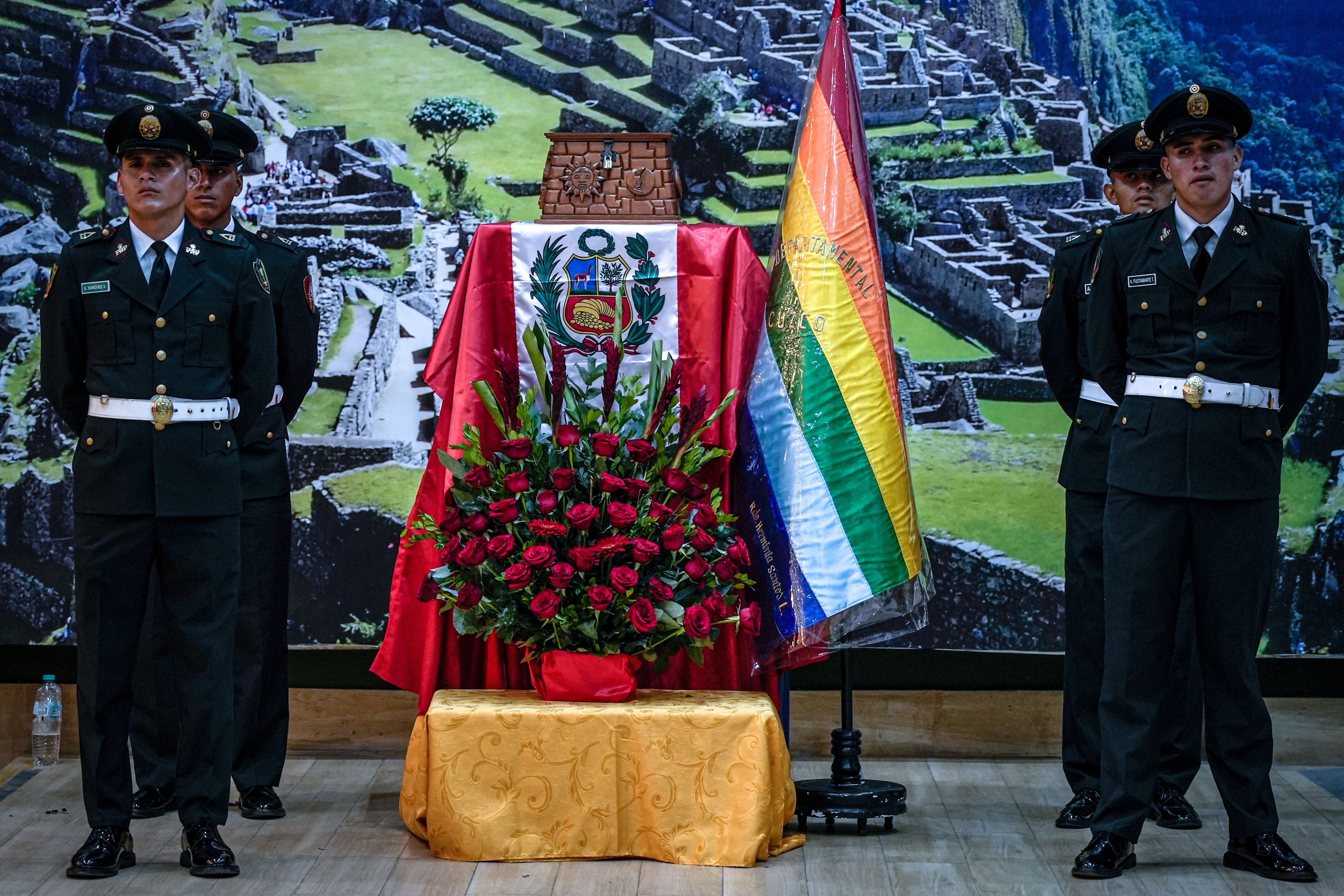 AME6593. LIMA (PERÚ), 06/04/2025.- Integrantes de la Policía Nacional de Perú custodian un cofre de madera con los 'restos simbólicos' de Fernando Túpac Amaru durante el homenaje realizado este domingo, en el Club Departamental Cusco en Lima (Perú). Los 'restos simbólicos' de Túpac Amaru, el hijo menor del líder de la rebelión contra el poder colonial que se considera la semilla de los movimientos independentistas en América, fueron homenajeados por autoridades peruanas en Lima, tras haber llegado este domingo al país 227 años después de su muerte en España. EFE/ John Reyes Mejia