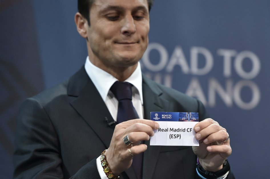 Javier Zanetti muestra el papel con el nombre del Real Madrid en el sorteo para los octavos de final de la Liga de Campeones. / AFP