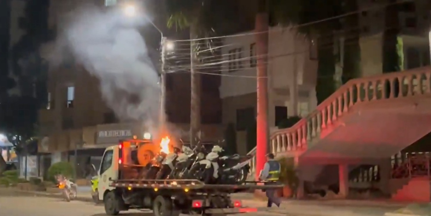 Hombre le prendió fuego a su moto luego de que se la inmovilizaran (video)