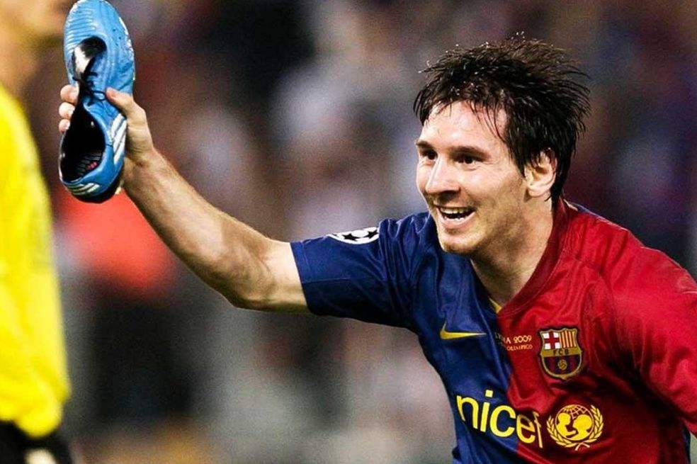 En la temporada 2008/2009 la carrera de Messi cambió para siempre con la llegada de Pep Guardiola. Desde ese año en adelante a pocos les quedó la duda: Lionel Messi se convirtió en el mejor jugador de nuestro tiempo. Esta es la icónica imagen de la final de la Champions contra Manchester United, en la que uno de los goles lo anotó descalzo.