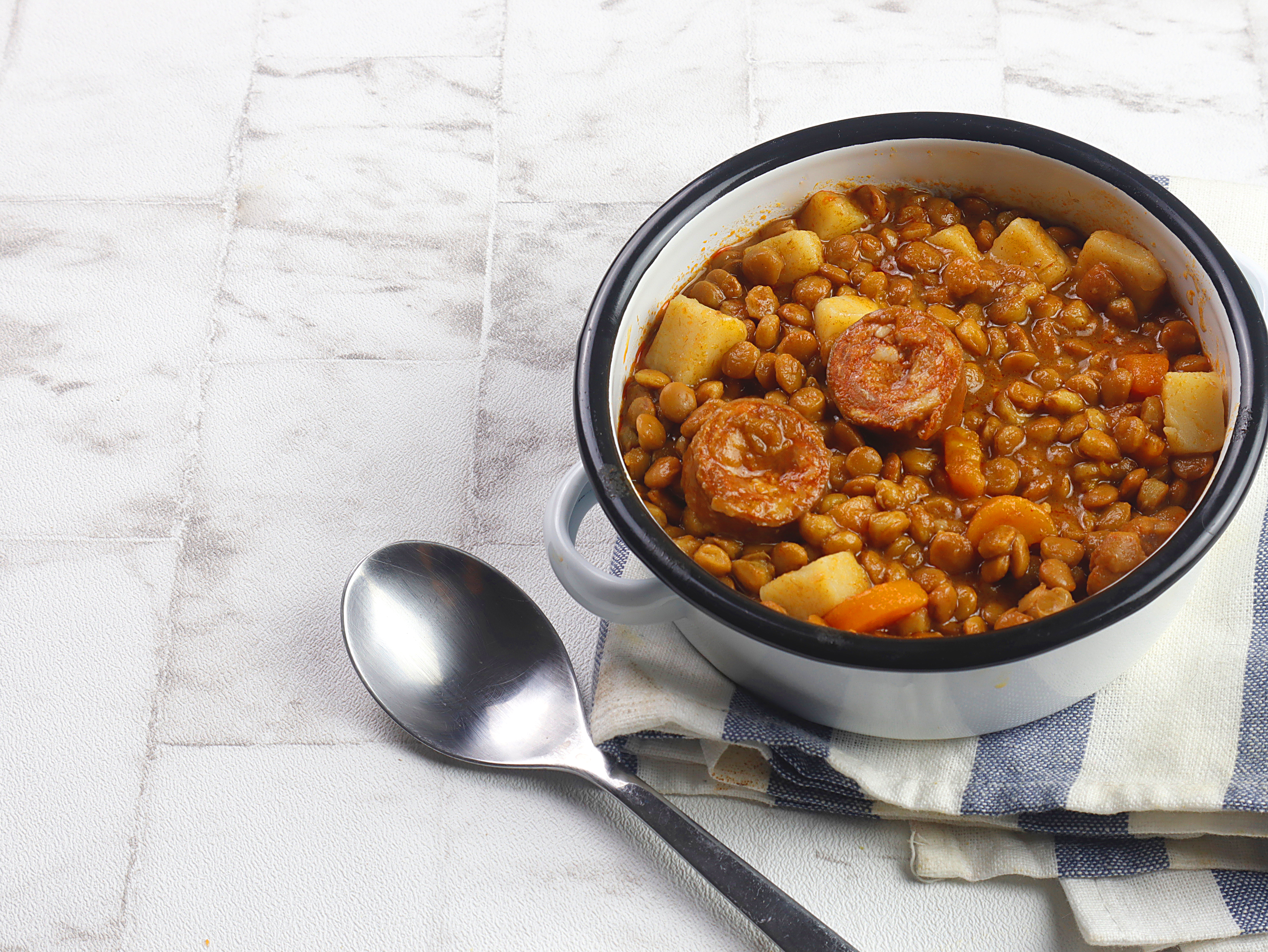 Ingredientes para preparar una sabrosa cazuela de lentejas casera