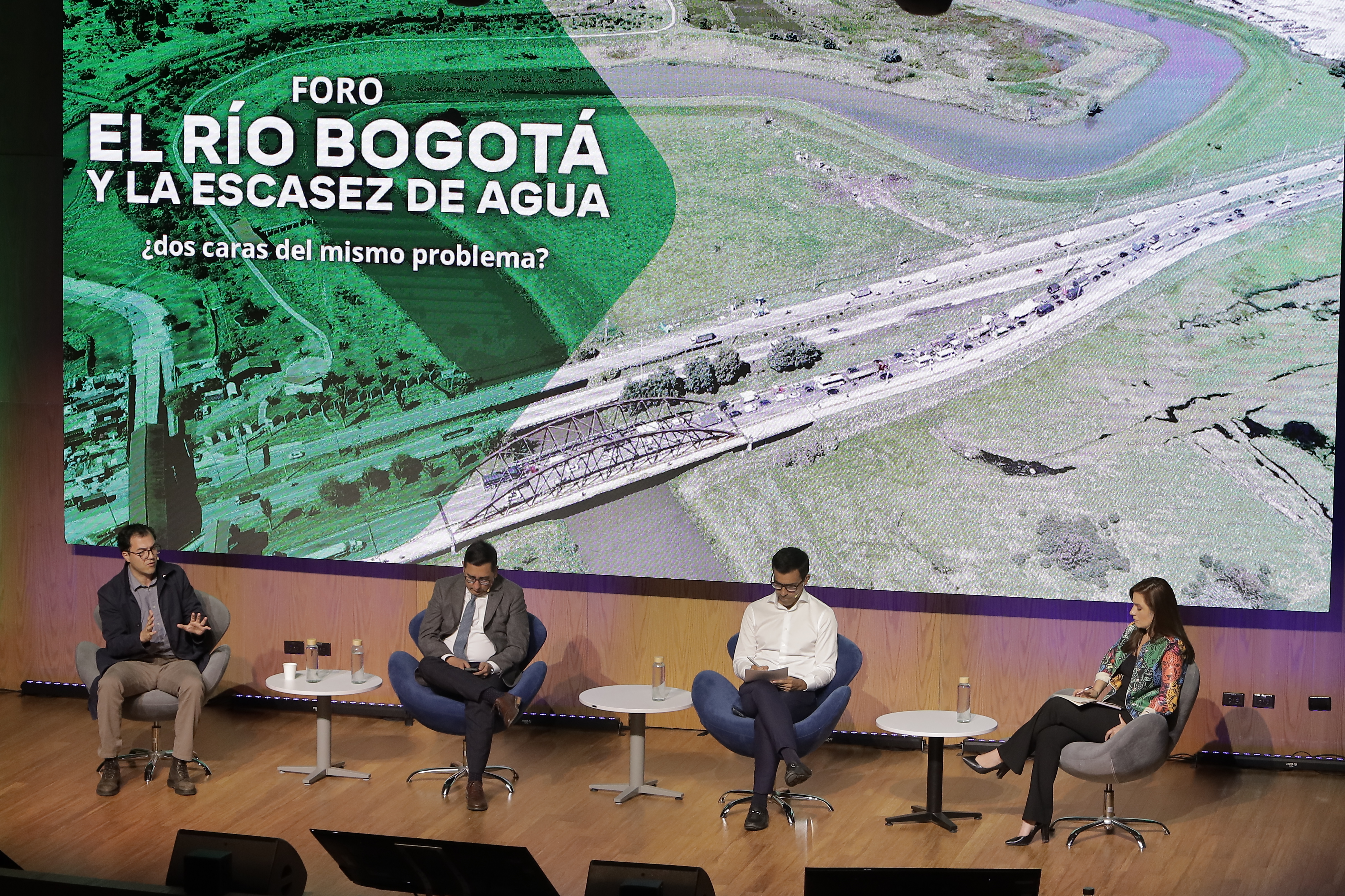 Otro de los conversatorios que se llevó a cabo en la EAN, con la participación del exconcejal Diego Laserna (izquierda) y el gobernador de Cundinamarca, Jorge Rey (a la derecha).