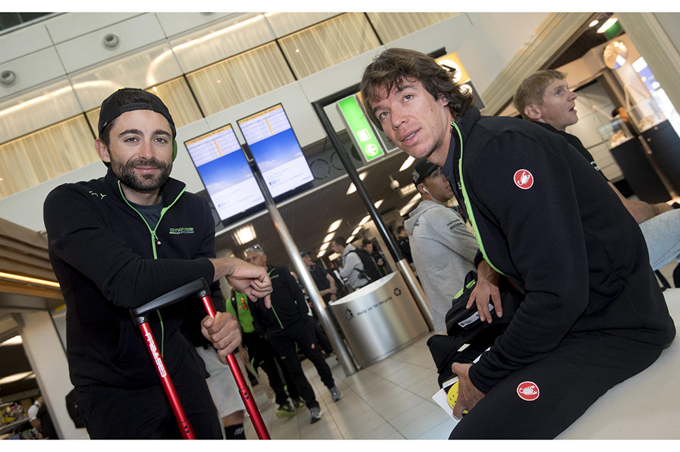 Los ciclistas Moreno Moser y Rigoberto Urán, del equipo Cannondale, a su llegada al aeropuerto de Amsterdam, Holanda. /EFE