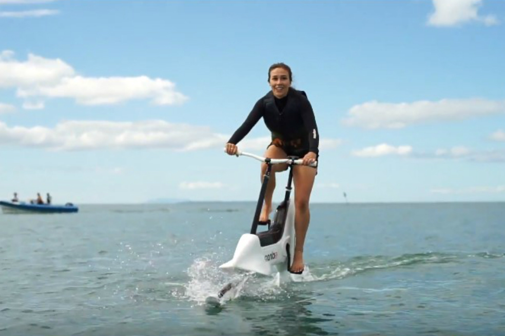 Una bicicleta con la que se puede pedalear sobre el agua