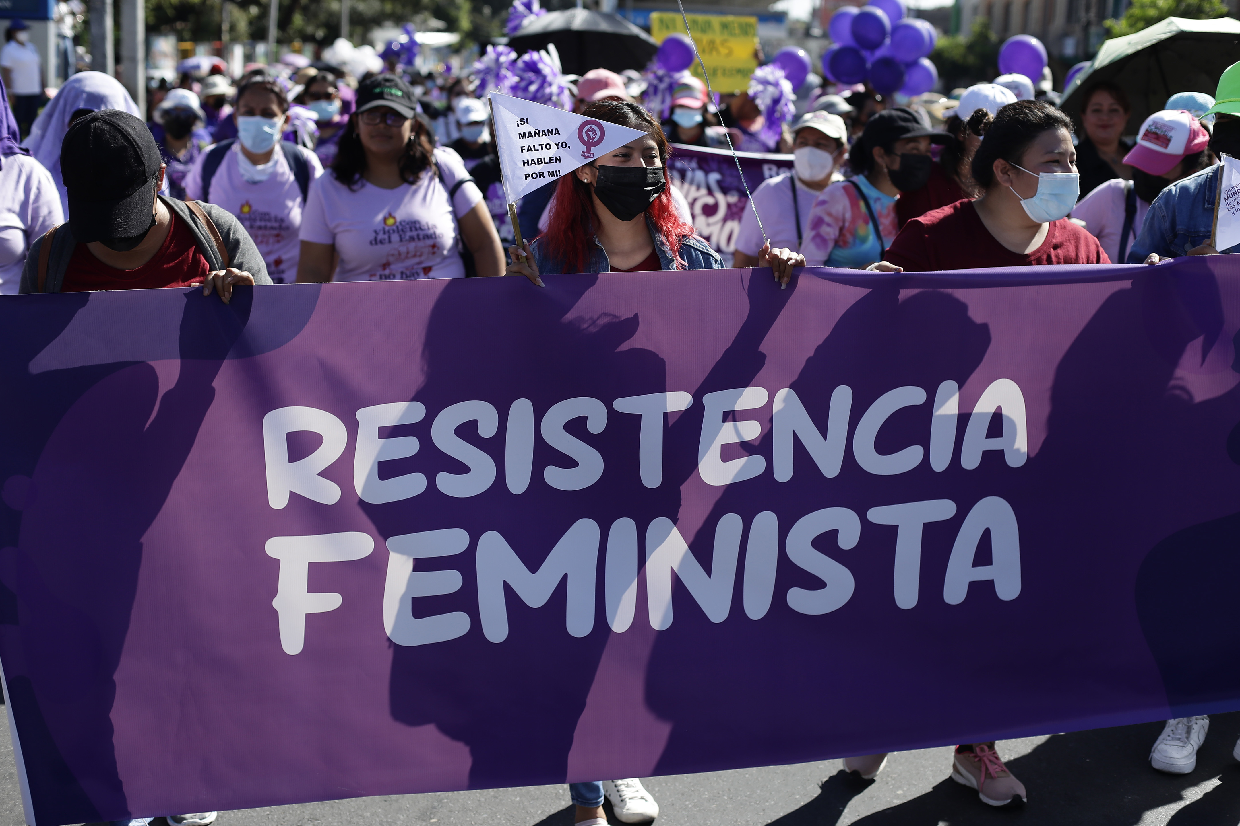ES5001.SAN SALVADOR (EL SALVADOR) 25/11/2022- Mujeres marcharon en el Día Internacional de la Eliminación de la Violencia contra la Mujer, "25N", hoy en San Salvador (El Salvador). Cientos de mujeres alzaron este viernes su voz por la violencia que el Estado de El Salvador está ejerciendo en el contexto de un régimen de excepción que es implementado por el Gobierno del presidente Nayib Bukele para "combatir" a las pandillas en una llamada "guerra" contra dichos grupos delincuenciales. EFE/Rodrigo Sura