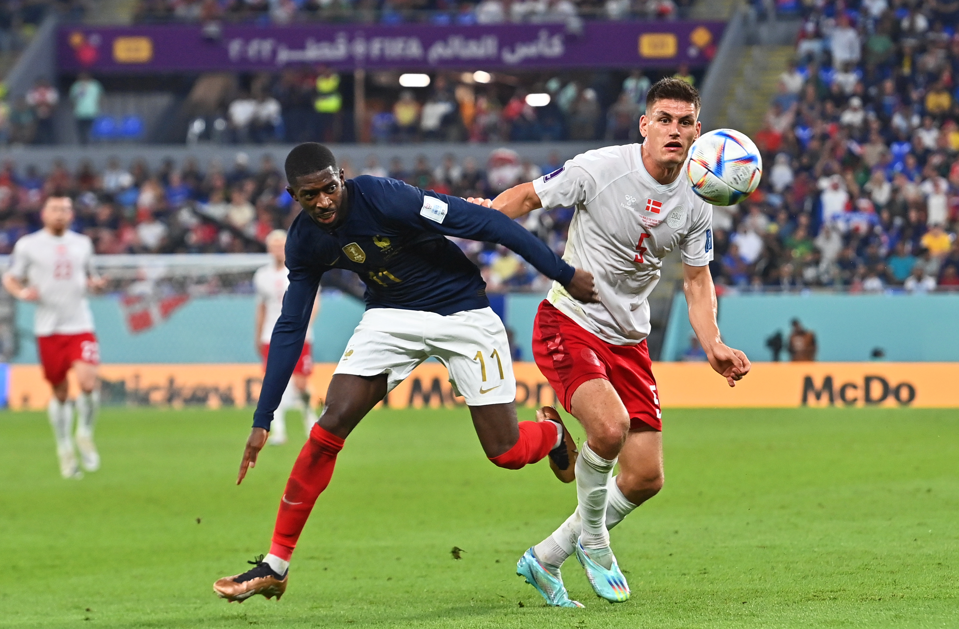 Doha (Qatar), 26/11/2022.- Ousmane Dembele (L) of France in action against Joakim Maehle (R) of Denmark during the FIFA World Cup 2022 group D soccer match between France and Denmark at Stadium 947 in Doha, Qatar, 26 November 2022. (Mundial de Fútbol, Dinamarca, Francia, Catar) EFE/EPA/Noushad Thekkayil