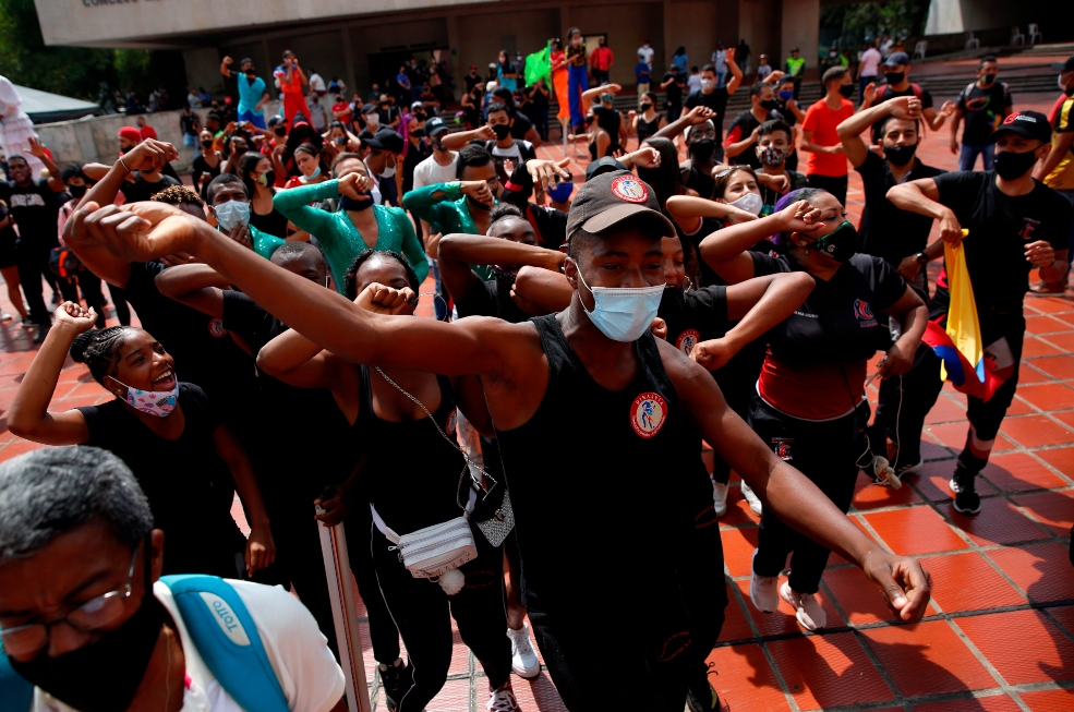 Bailarines de Cali realizaron plantón para apoyar la realización de la feria