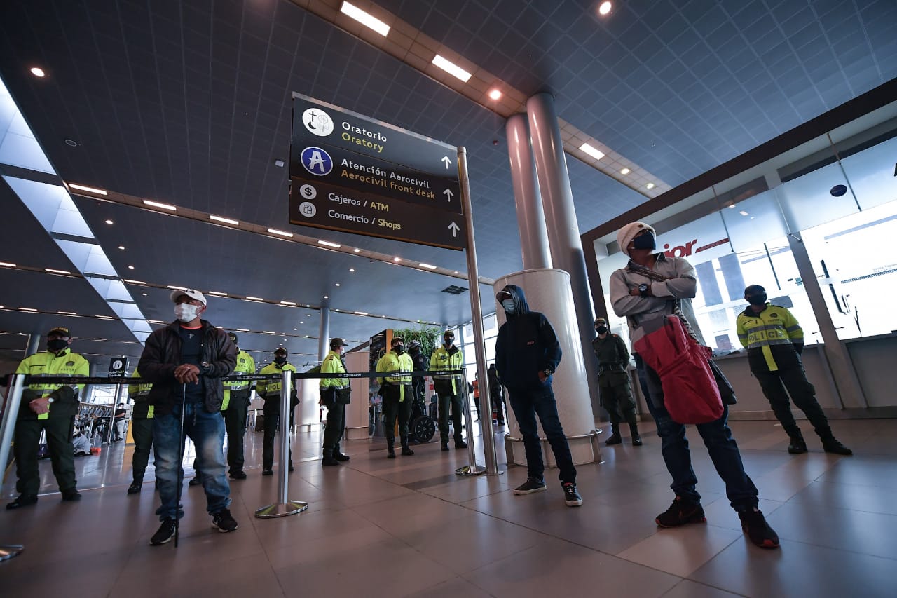 indígenas en el aeropuerto El Dorado