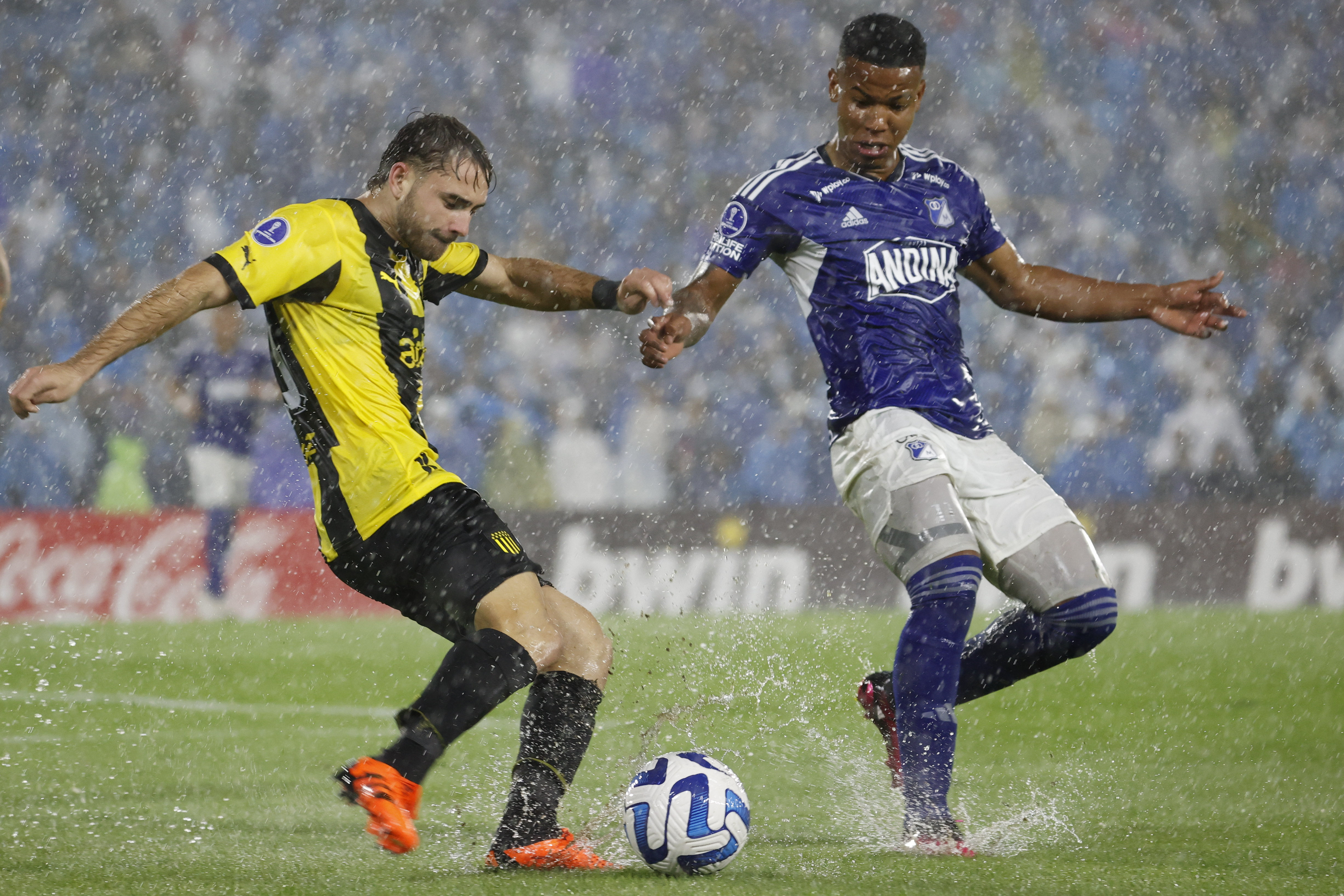 Bajo la lluvia, Millonarios venció a Peñarol en la Copa Sudamericana