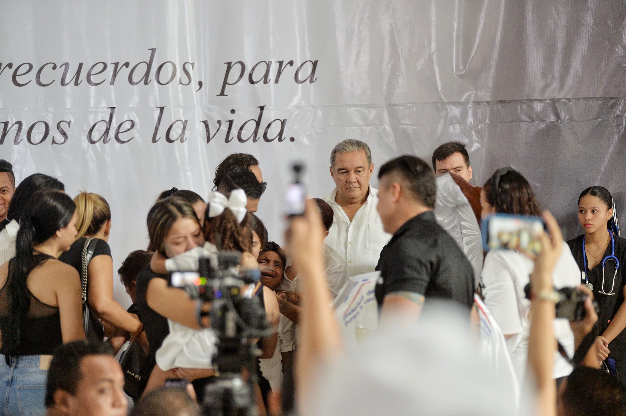 Familiares, amigos y colegas despiden al músico Omar Geles.