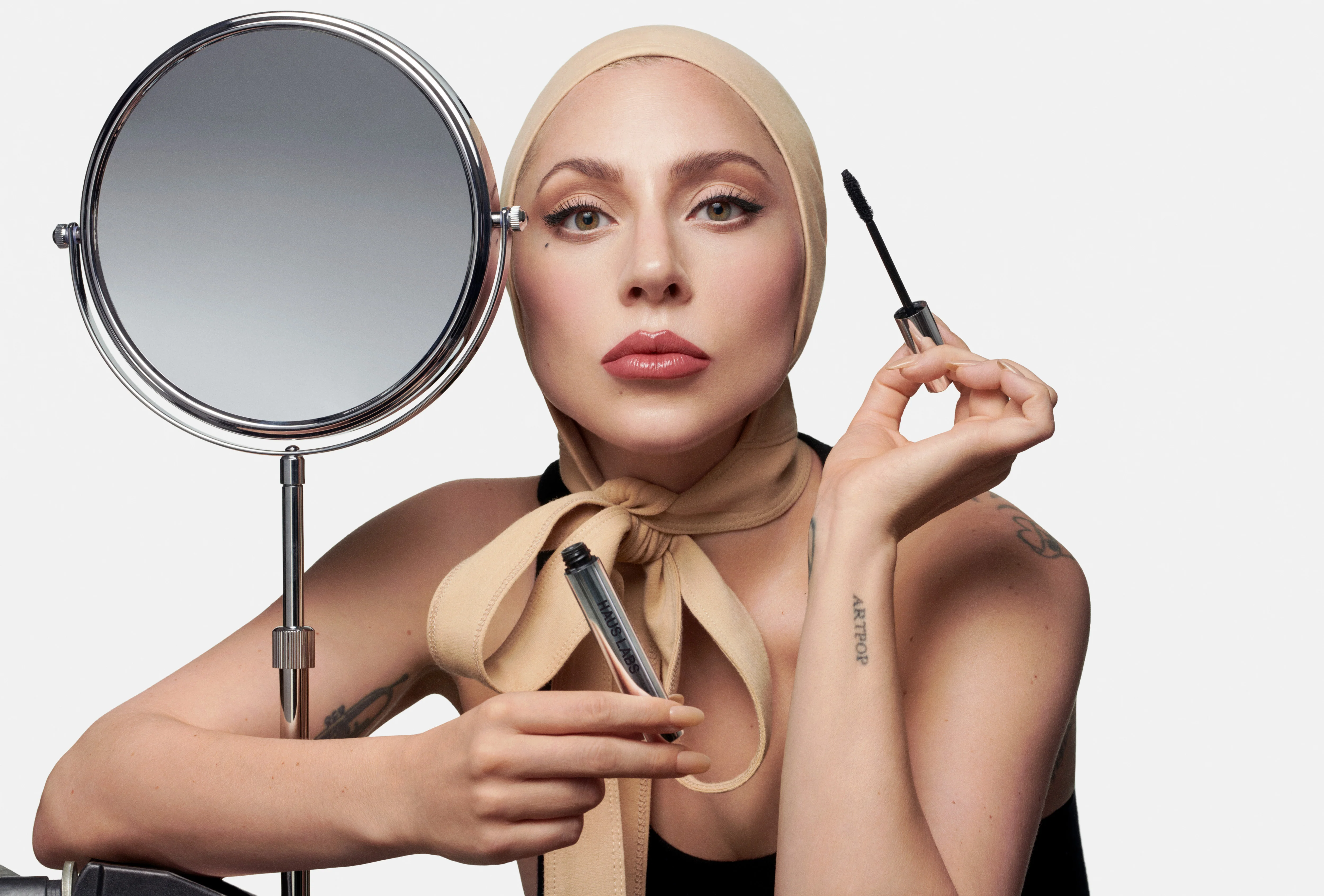 Con Haus Labs, la artista neoyorquina redefine el maquillaje como una extensión de su armadura visual.