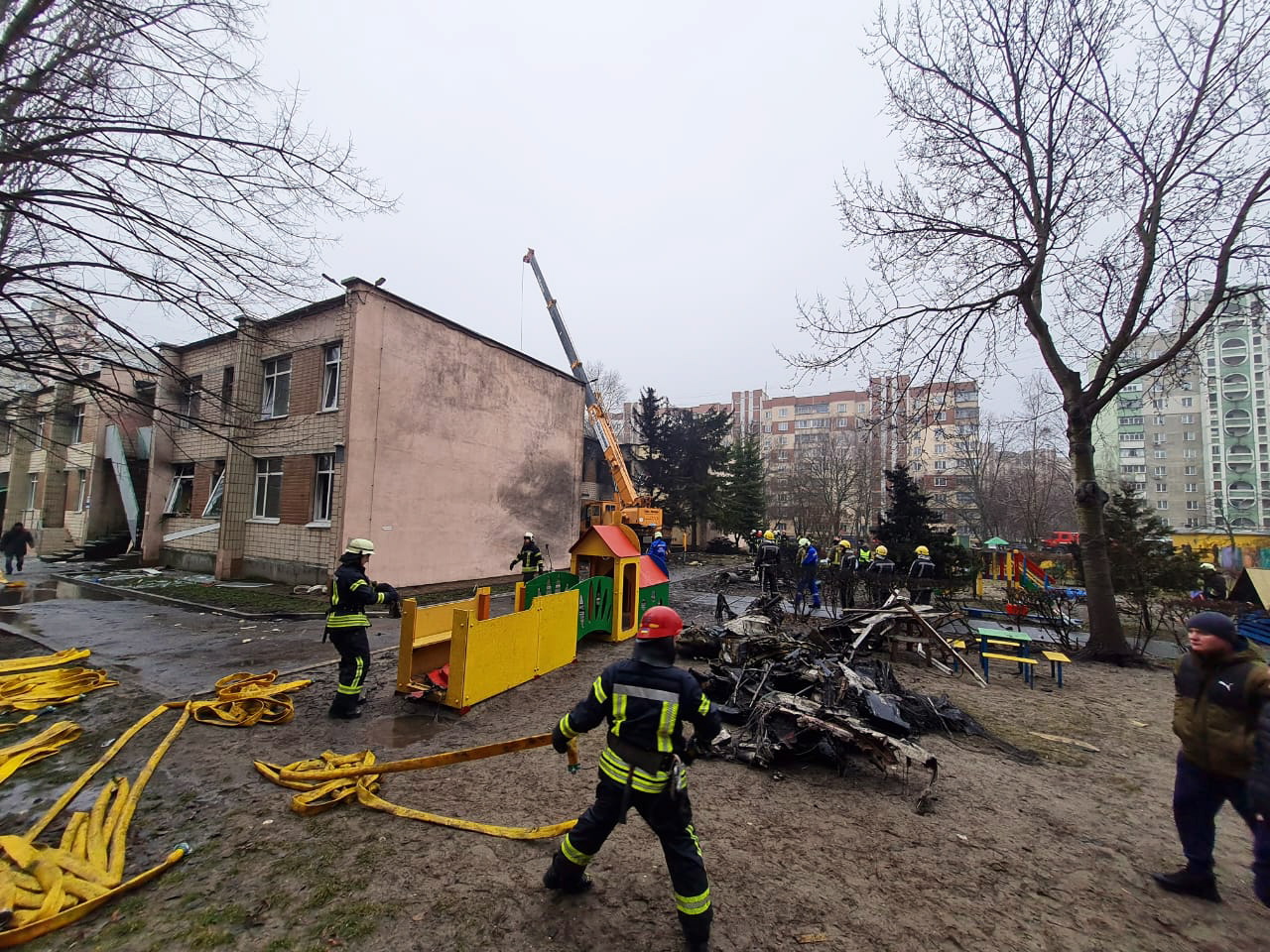 Brovary (Ukraine), 18/01/2023.- Rescue services work at the scene of a helicopter crash in Brovary, near Kyiv, Ukraine, 18 January 2023. At least 18 people died, including three children, after a helicopter crashed near a kindergarten and a residential building in the city of Brovary, Oleksiy Kuleba, the head of Kyiv Regional Military Administration wrote on telegram. A rescue operation was underway at the site, he added. As a result of the crash, the leadership of the Ministry of Internal Affairs died: the minister, the first deputy minister and the state secretary, according to the chief of Ukraine's National Police, Ihor Klymenko. (Ucrania) EFE/EPA/SERGEY DOLZHENKO BEST QUALITY AVAILABLE