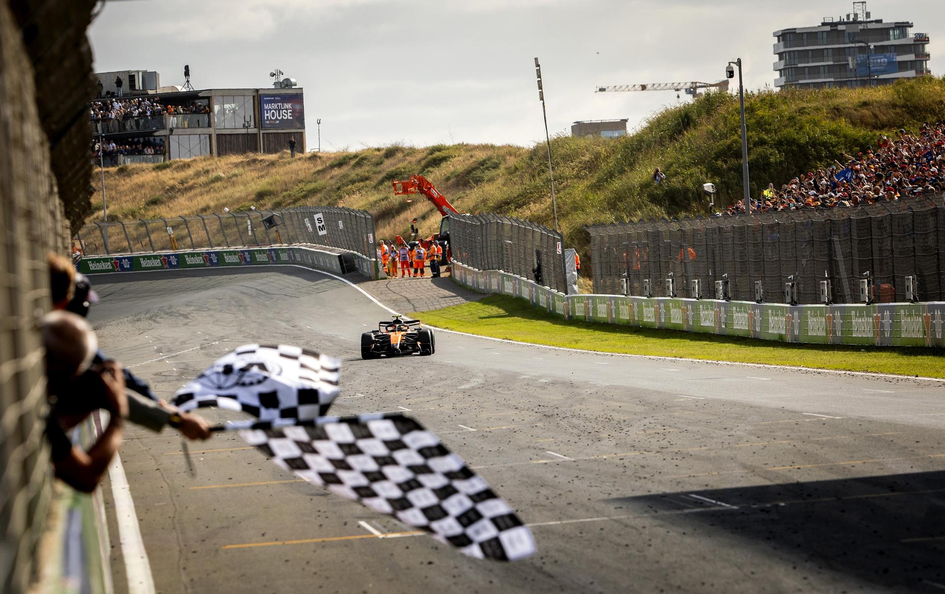 Zandvoort (Netherlands), 23/08/2026.- McLaren dreiver Lando Norris of Britain sees the chequered flag first and wins the Formula 1 Dutch Grand Prix at the Circuit Zandvoort racetrack in Zandvoort, Netherlands, 23 August 2026. (Fórmula Uno, Países Bajos; Holanda, Reino Unido) EFE/EPA/Sem van der Wal
