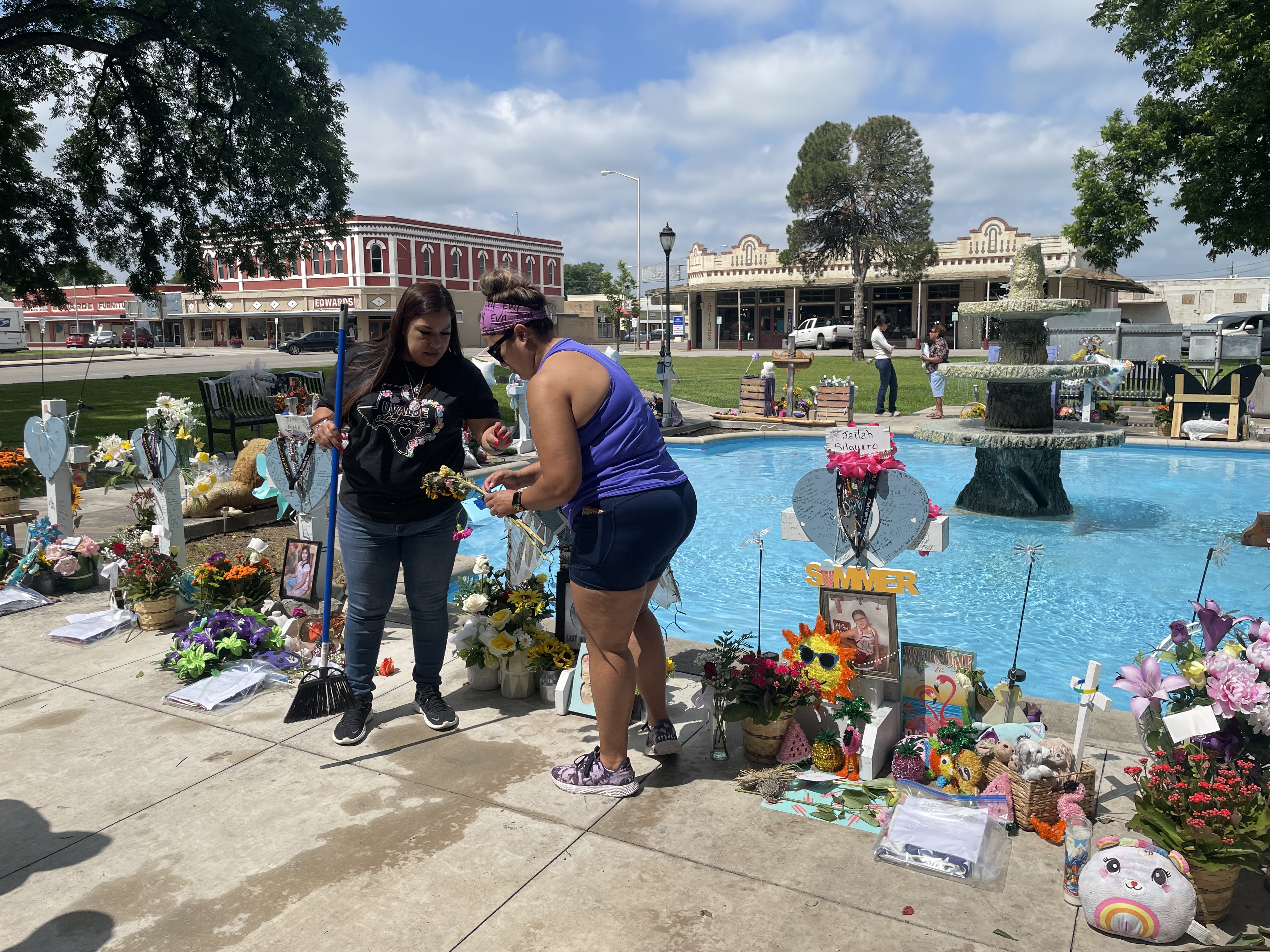USA7418. UVALDE (TX, EEUU), 23/05/2023.- Sandra Torres (i), madre de Eliahna Cruz Torres, una de las niñas fallecidas en la matanza de la Escuela Primaria Robb arregla y limpia los arreglos para su hija hoy, en el memorial instalado cerca de la escuela en Uvalde, Texas (EE.UU.). Cruces decoradas con flores, juguetes y fotos infantiles decoloradas por el sol, un colegio vallado esperando a ser demolido, y una comunidad dividida entre quienes piden más control a las armas y quienes no aceptan restricciones. Uvalde recuerda, un año después, la matanza que cambió a todos, pero que no ha cambiado nada. EFE/Paula Escalada Medrano