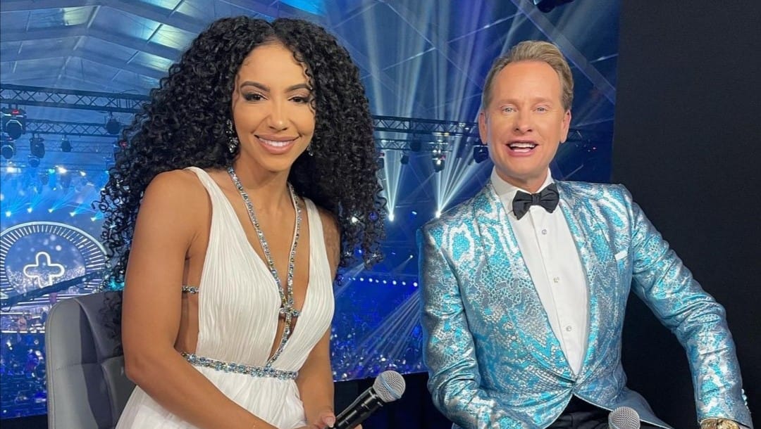 Cheslie Kryst condujo parte de Miss Universo 2021 junto a Carson Kressley.